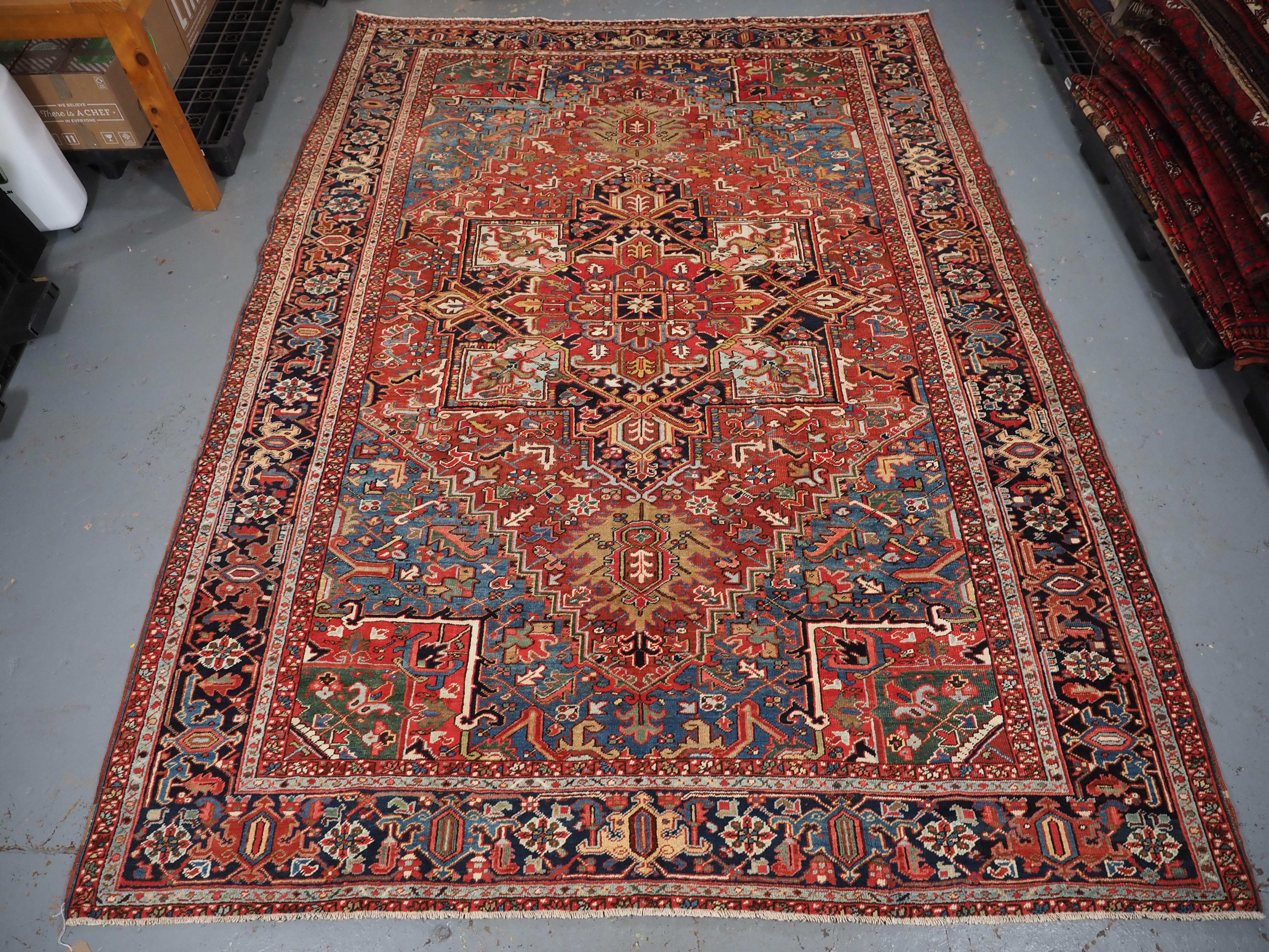 Antique Heriz carpet with a very well-drawn large medallion, circa 1900. In Good Condition For Sale In Moreton-In-Marsh, GB