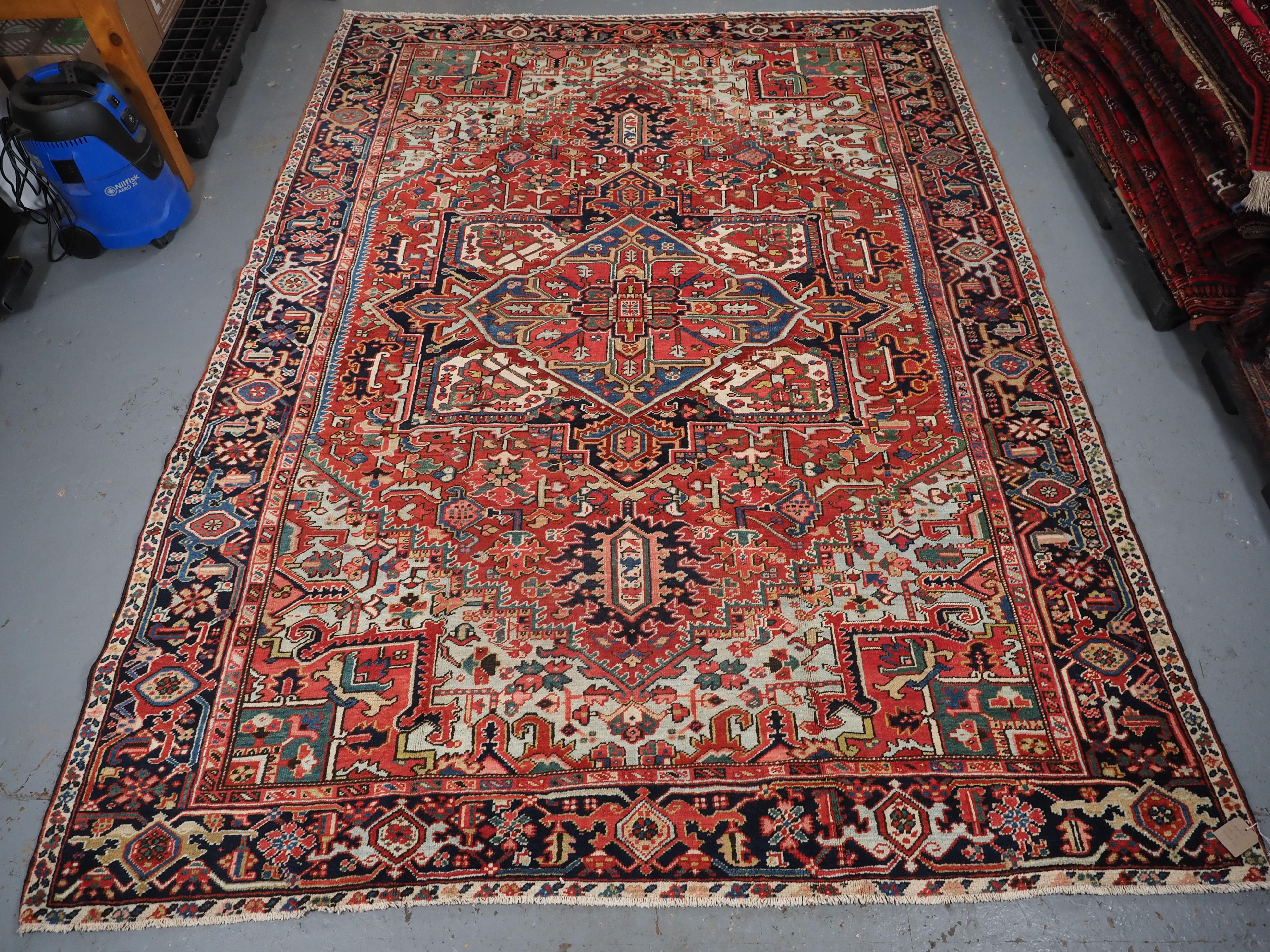 Antique Heriz carpet with a very well-drawn large medallion, circa 1900. In Good Condition For Sale In Moreton-In-Marsh, GB