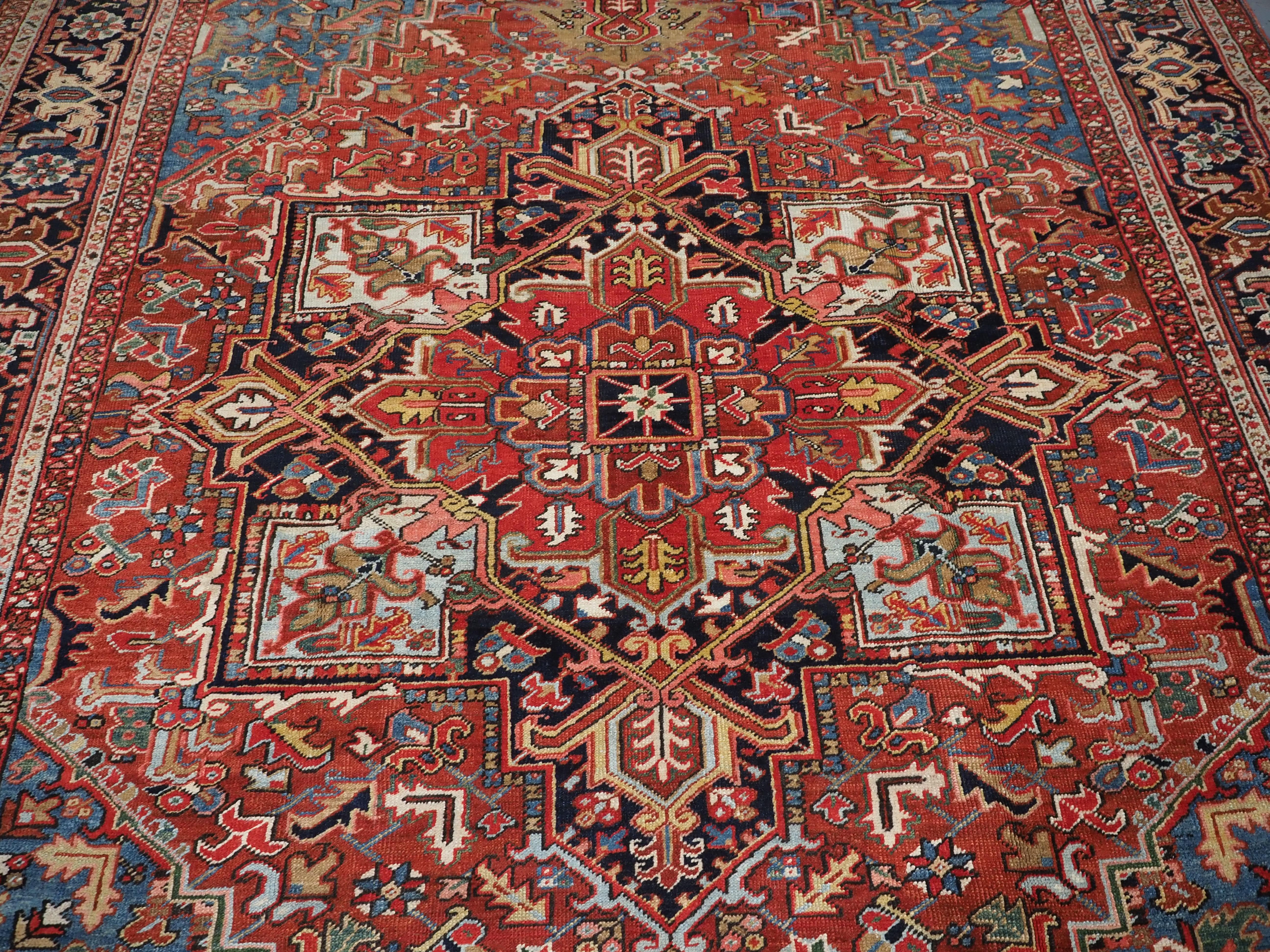 Antique Heriz carpet with a very well-drawn large medallion, circa 1900. For Sale 1