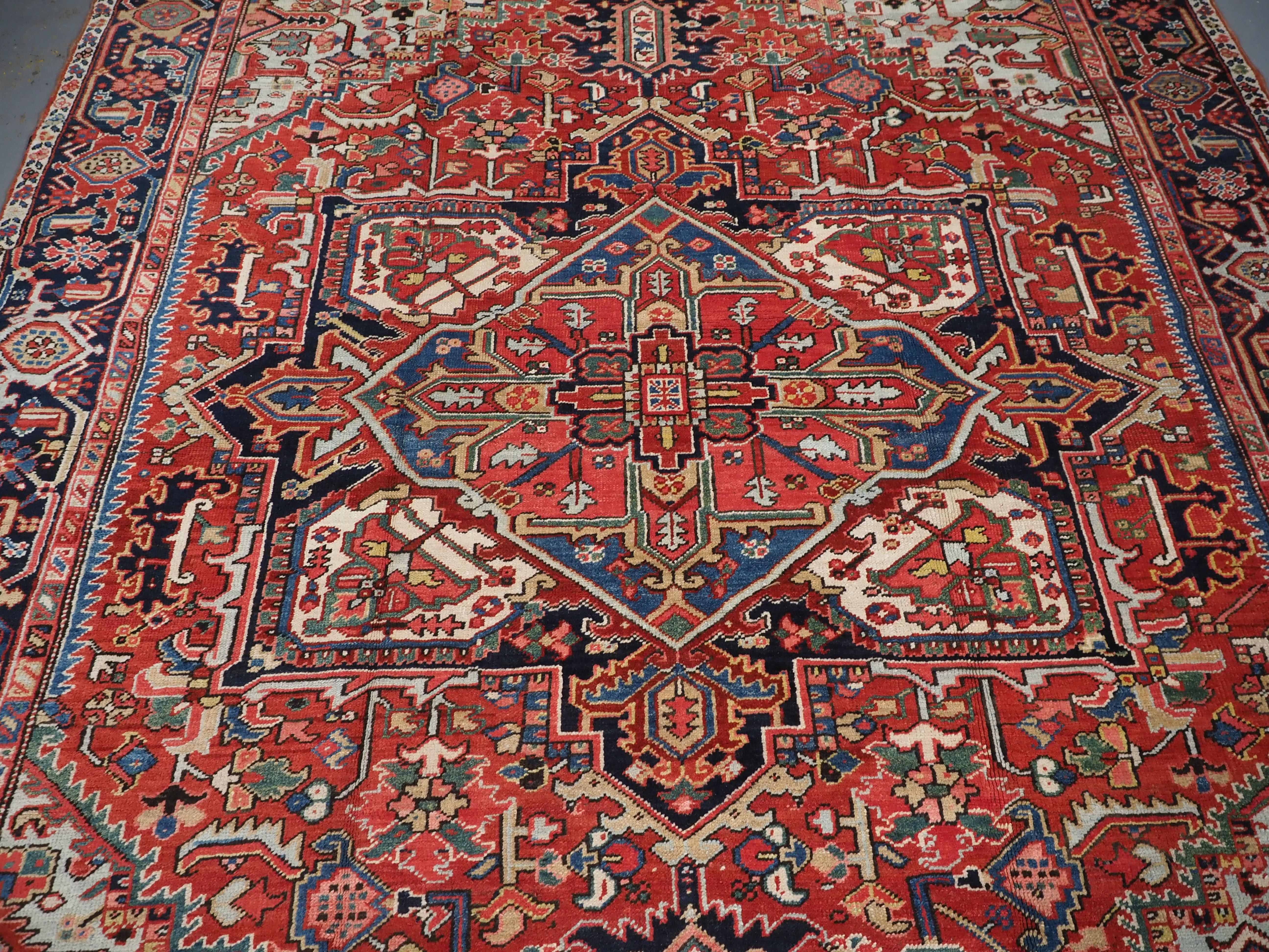 Antique Heriz carpet with a very well-drawn large medallion, circa 1900. For Sale 1