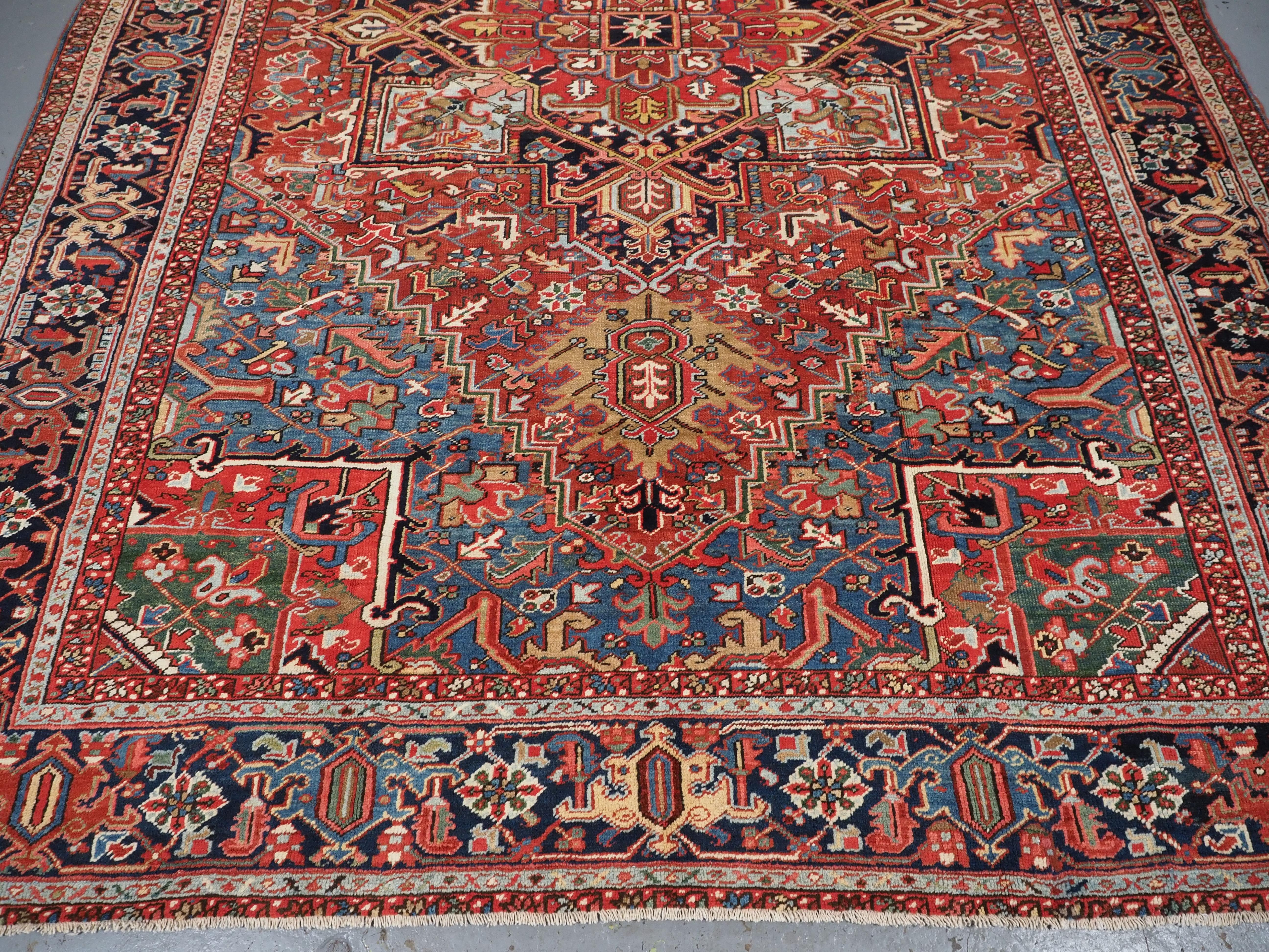 Antique Heriz carpet with a very well-drawn large medallion, circa 1900. For Sale 2