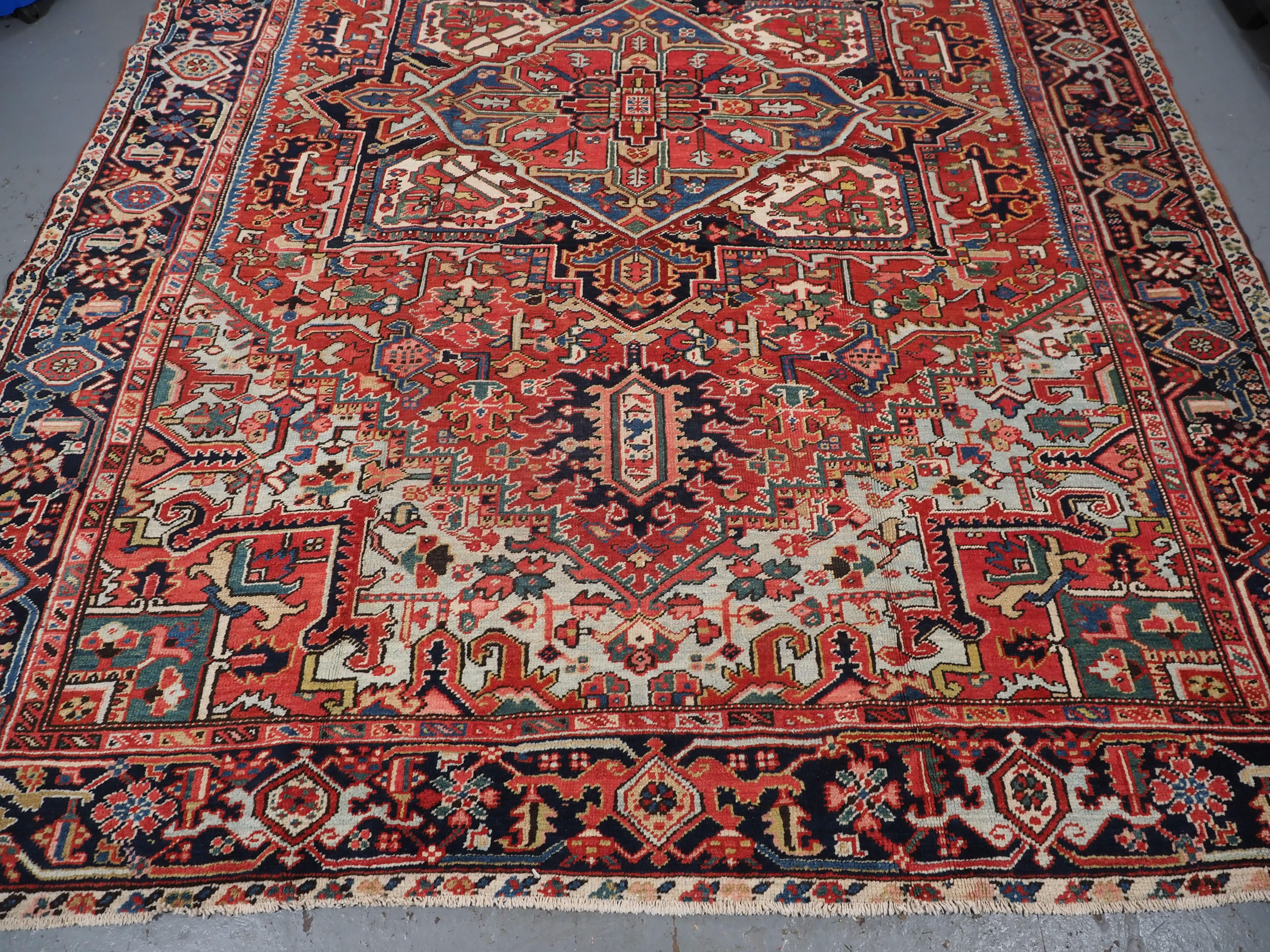 Antique Heriz carpet with a very well-drawn large medallion, circa 1900. For Sale 2