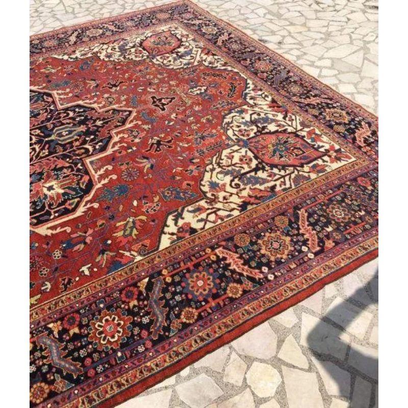 Antique Heriz Carpet with Medallion Design In Excellent Condition For Sale In Moreton-In-Marsh, GB