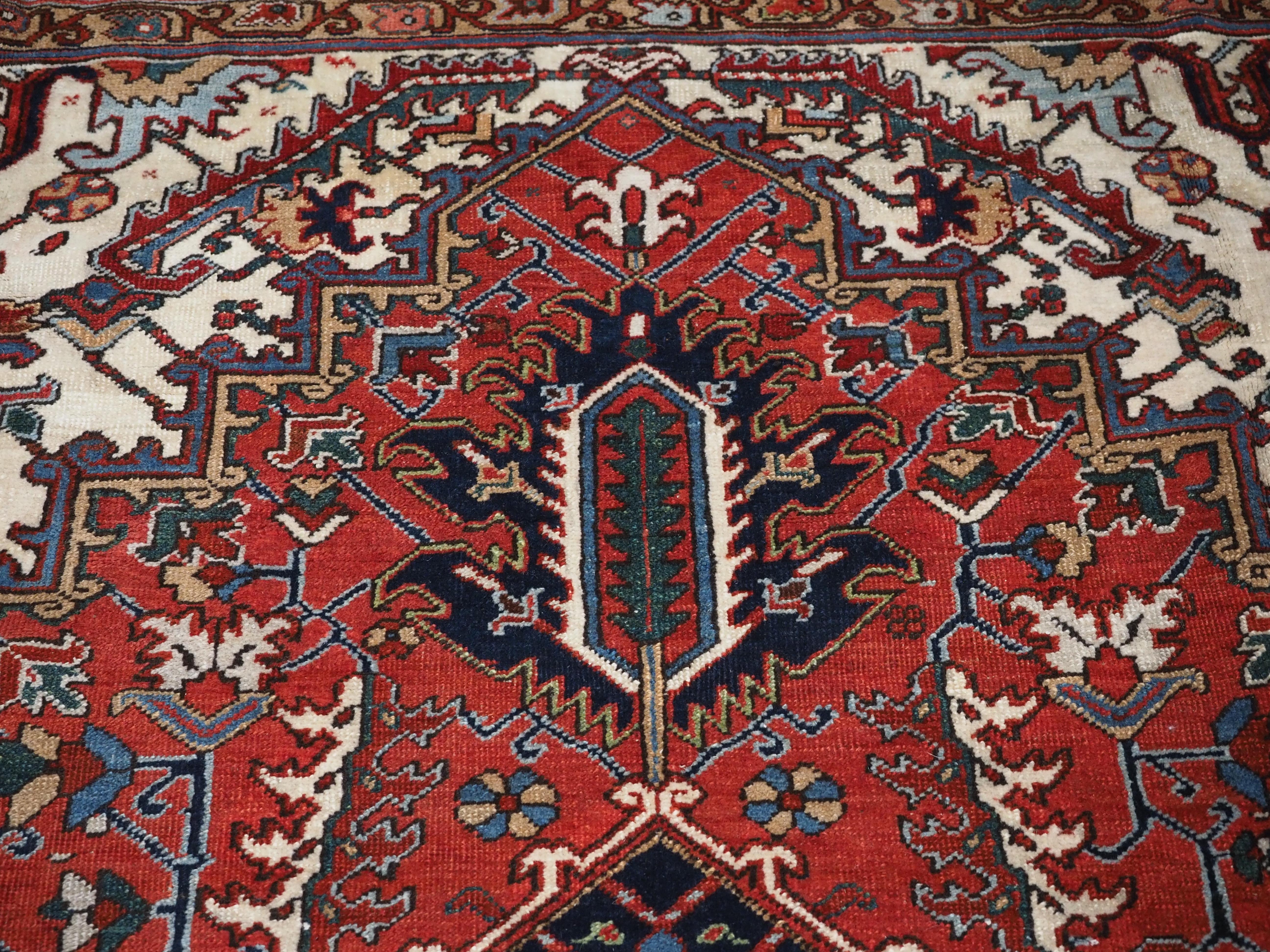 Antique Heriz carpet with traditional large medallion design, circa 1920 For Sale 4