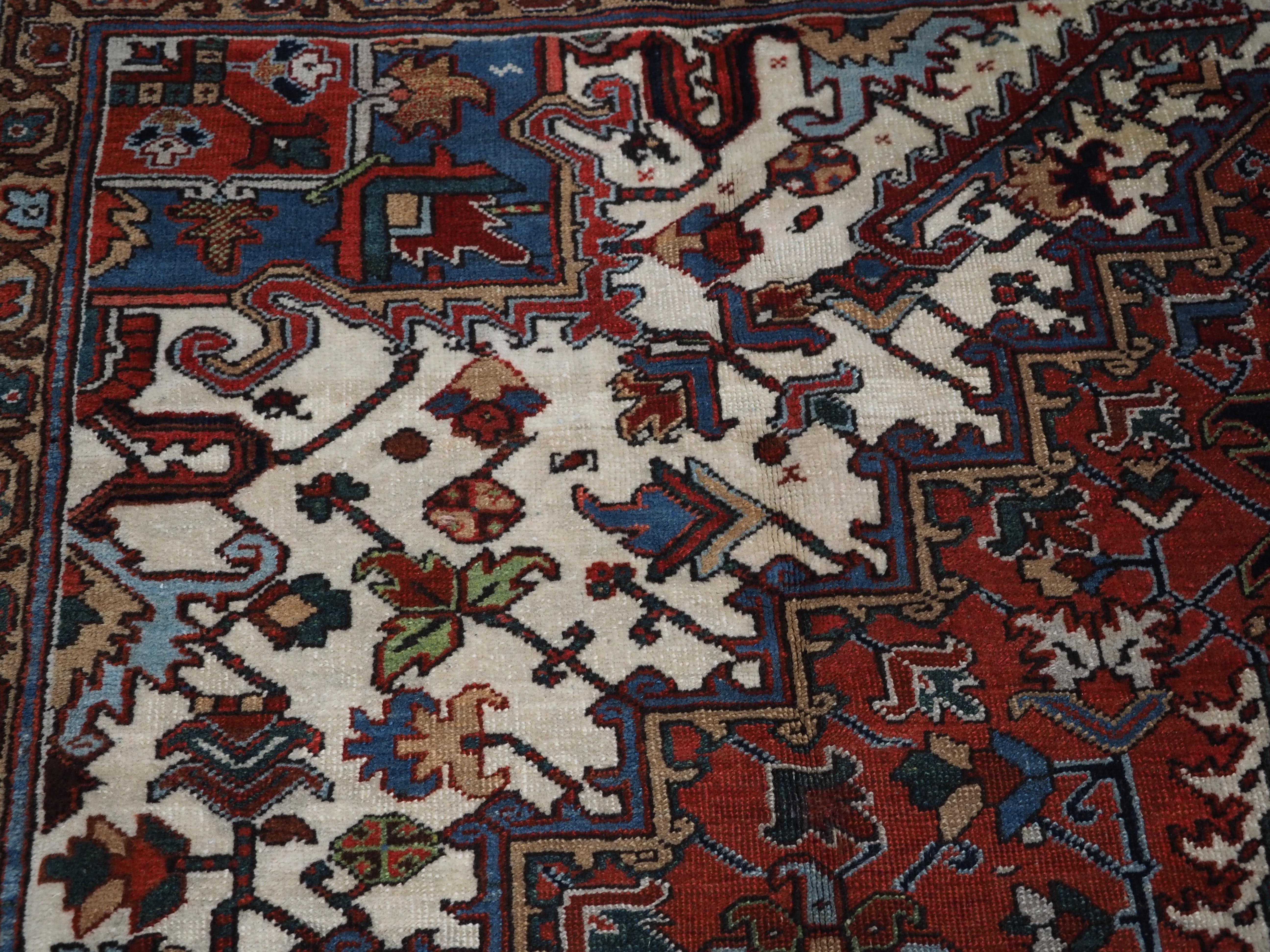 Antique Heriz carpet with traditional large medallion design, circa 1920 For Sale 5