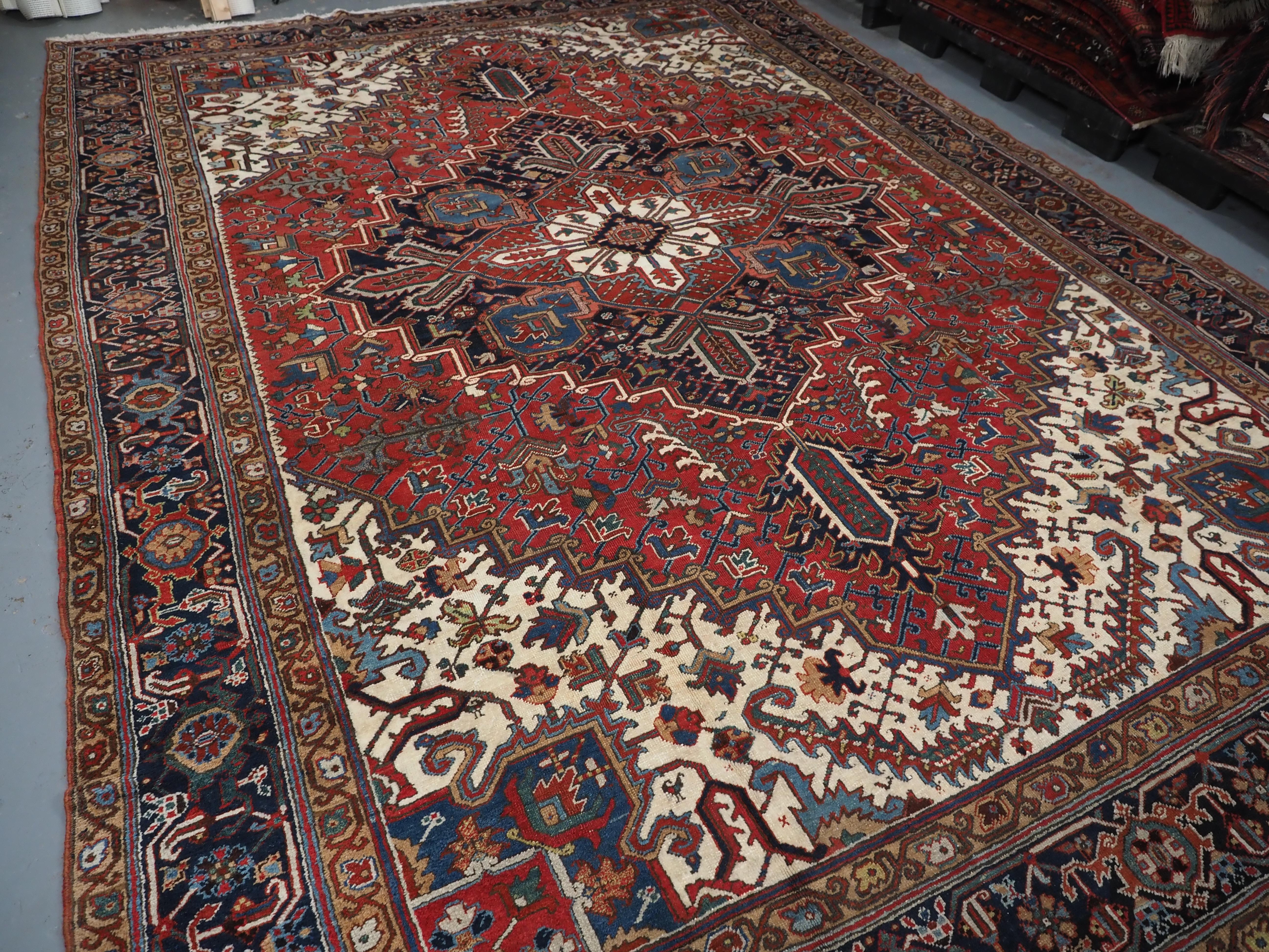 Antique Heriz carpet with traditional large medallion design, circa 1920 In Good Condition For Sale In Moreton-In-Marsh, GB
