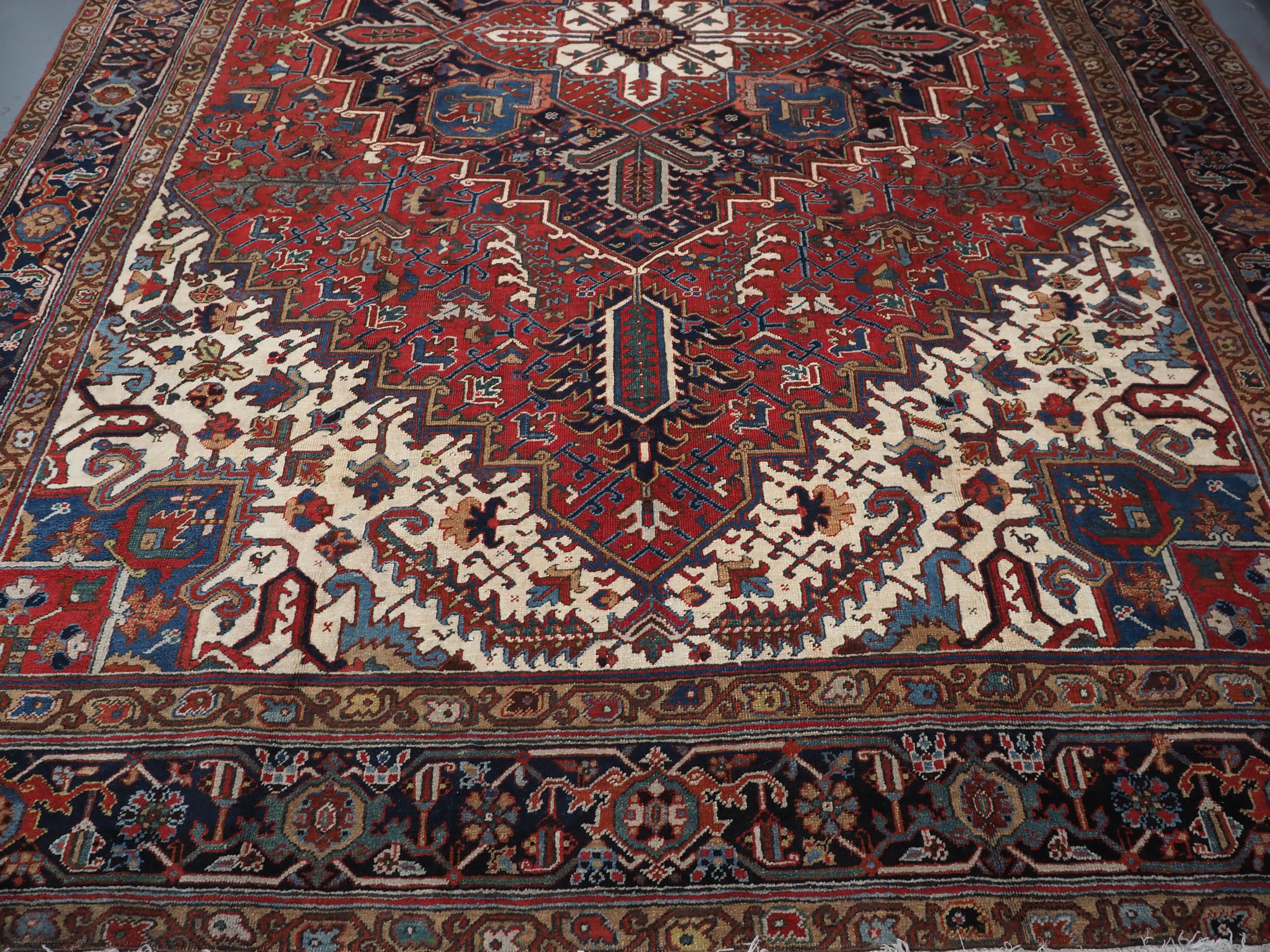 Antique Heriz carpet with traditional large medallion design, circa 1920 For Sale 1