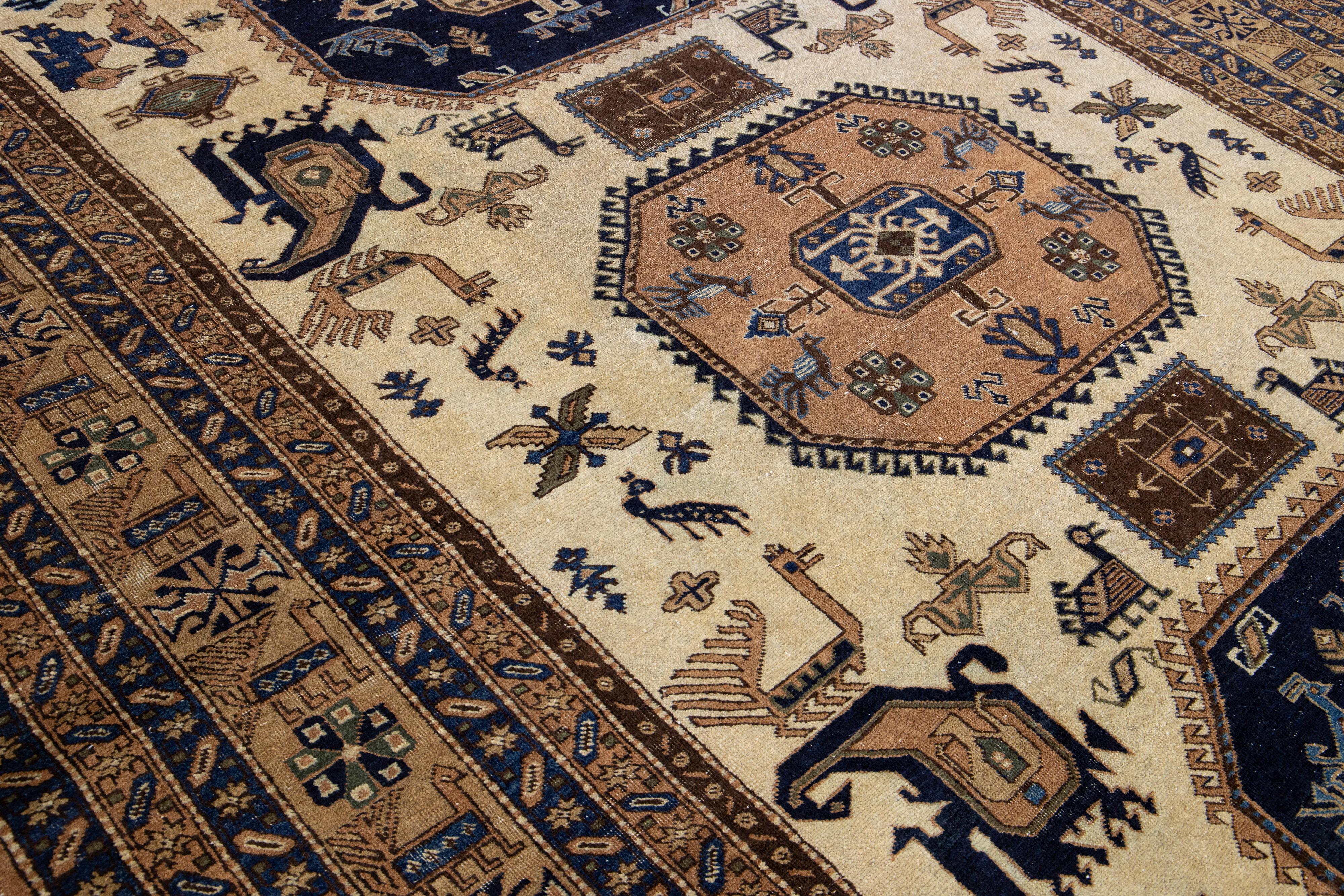 Tapis Heriz ancien en laine beige et marron avec médaillon, fait à la main en vente 1