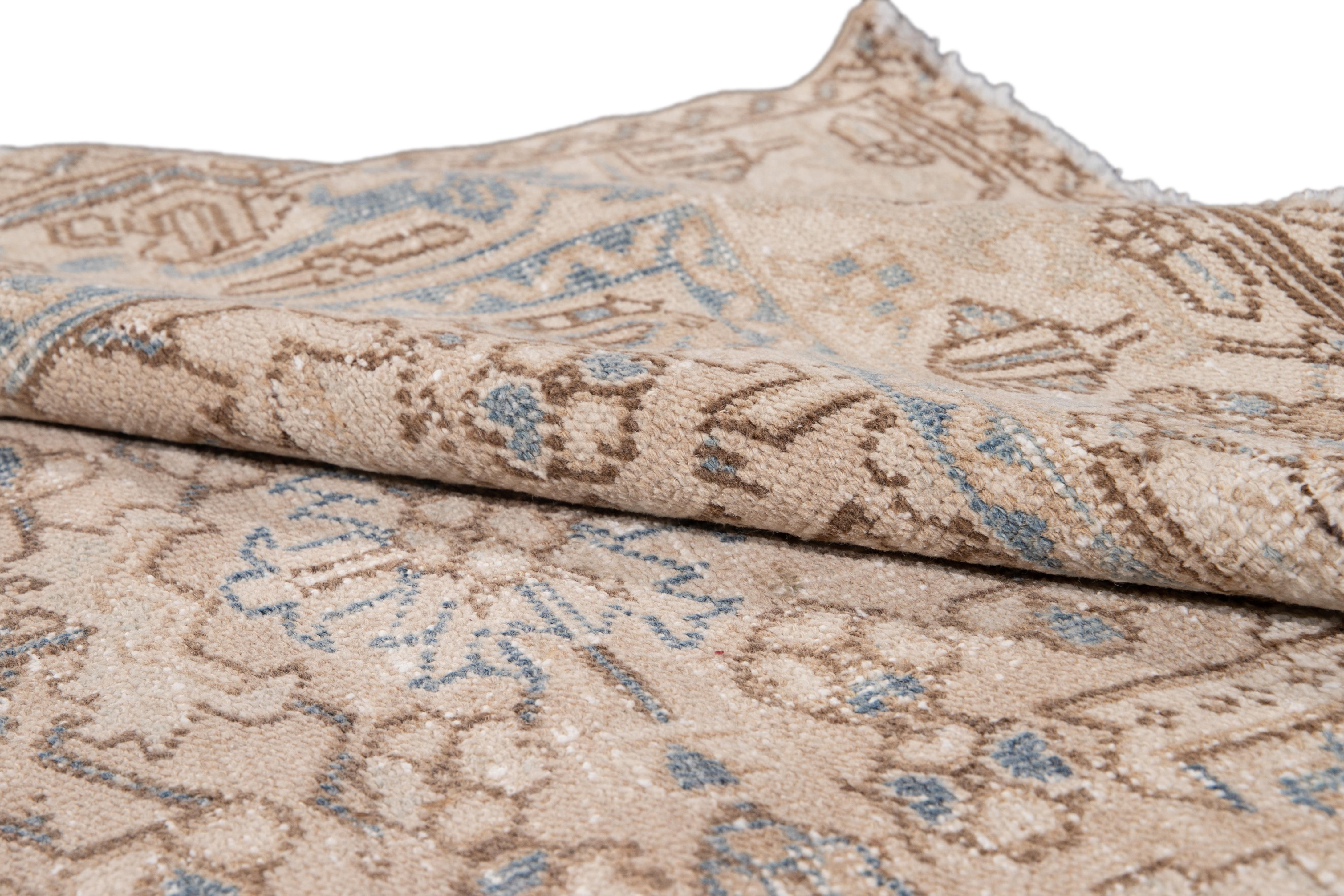Antiker, handgefertigter Heriz-Wollteppich im Shabby Chic Stil (Persisch) im Angebot