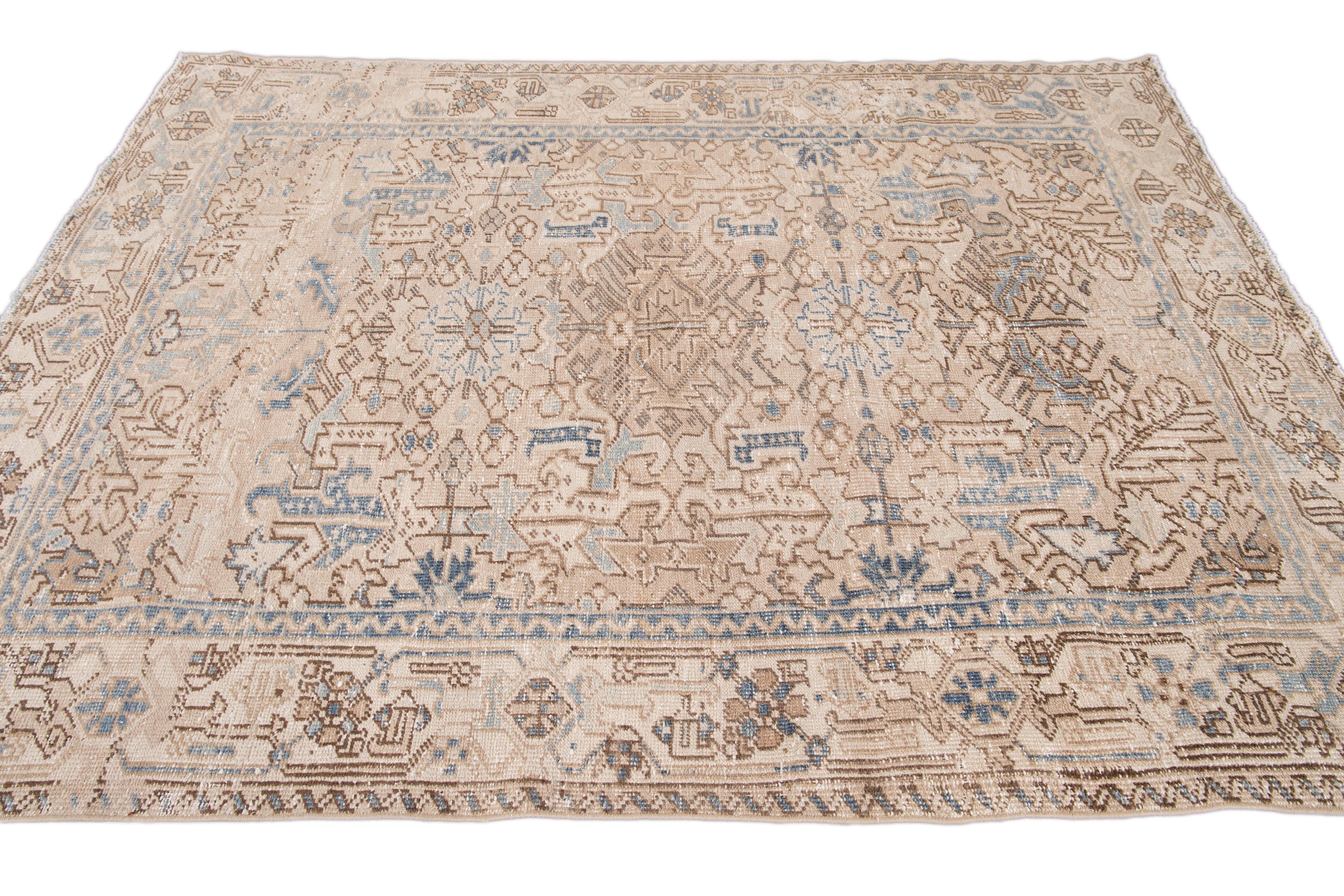 Antiker, handgefertigter Heriz-Wollteppich im Shabby Chic Stil im Zustand „Starke Gebrauchsspuren“ im Angebot in Norwalk, CT