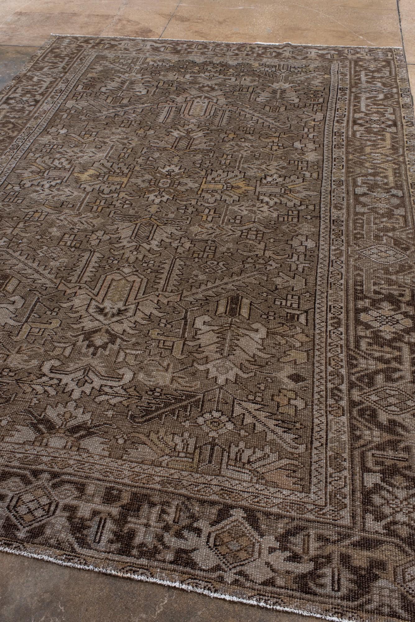 Antiker Heriz in neutralen Tönen mit geometrischem Medaillon (Persisch)