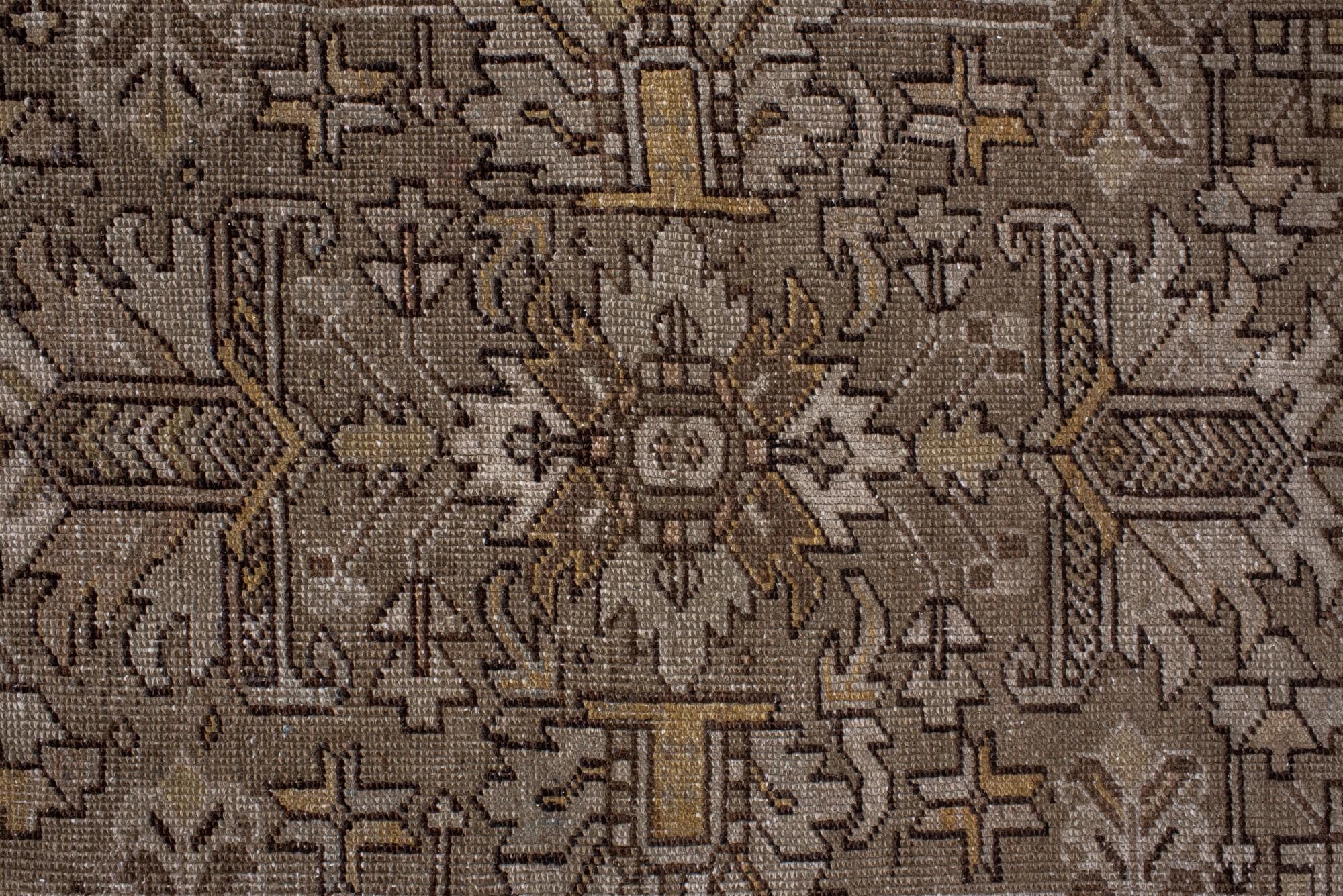 Antiker Heriz in neutralen Tönen mit geometrischem Medaillon (Handgeknüpft)