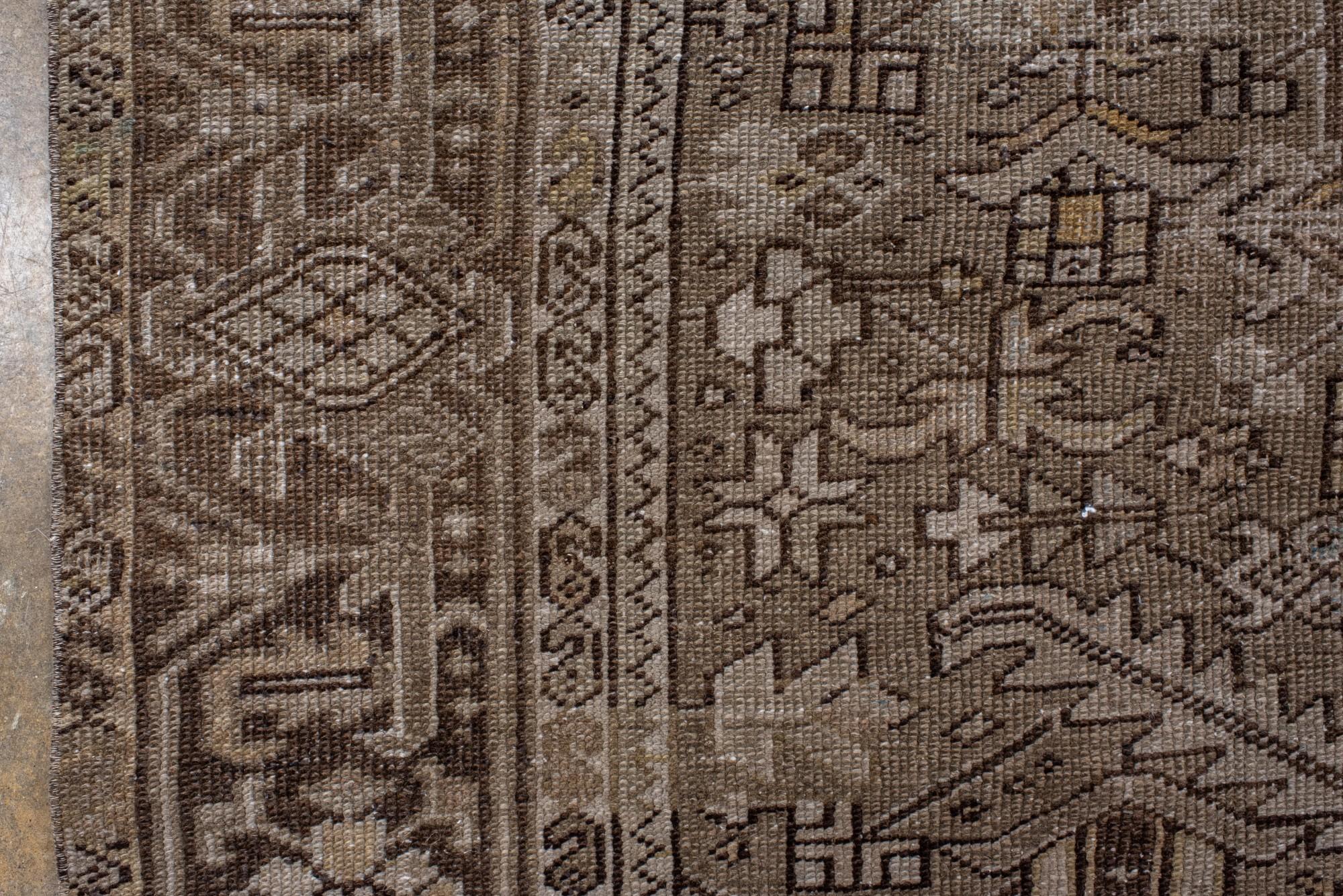 Antiker Heriz in neutralen Tönen mit geometrischem Medaillon im Zustand „Gut“ in New York, NY