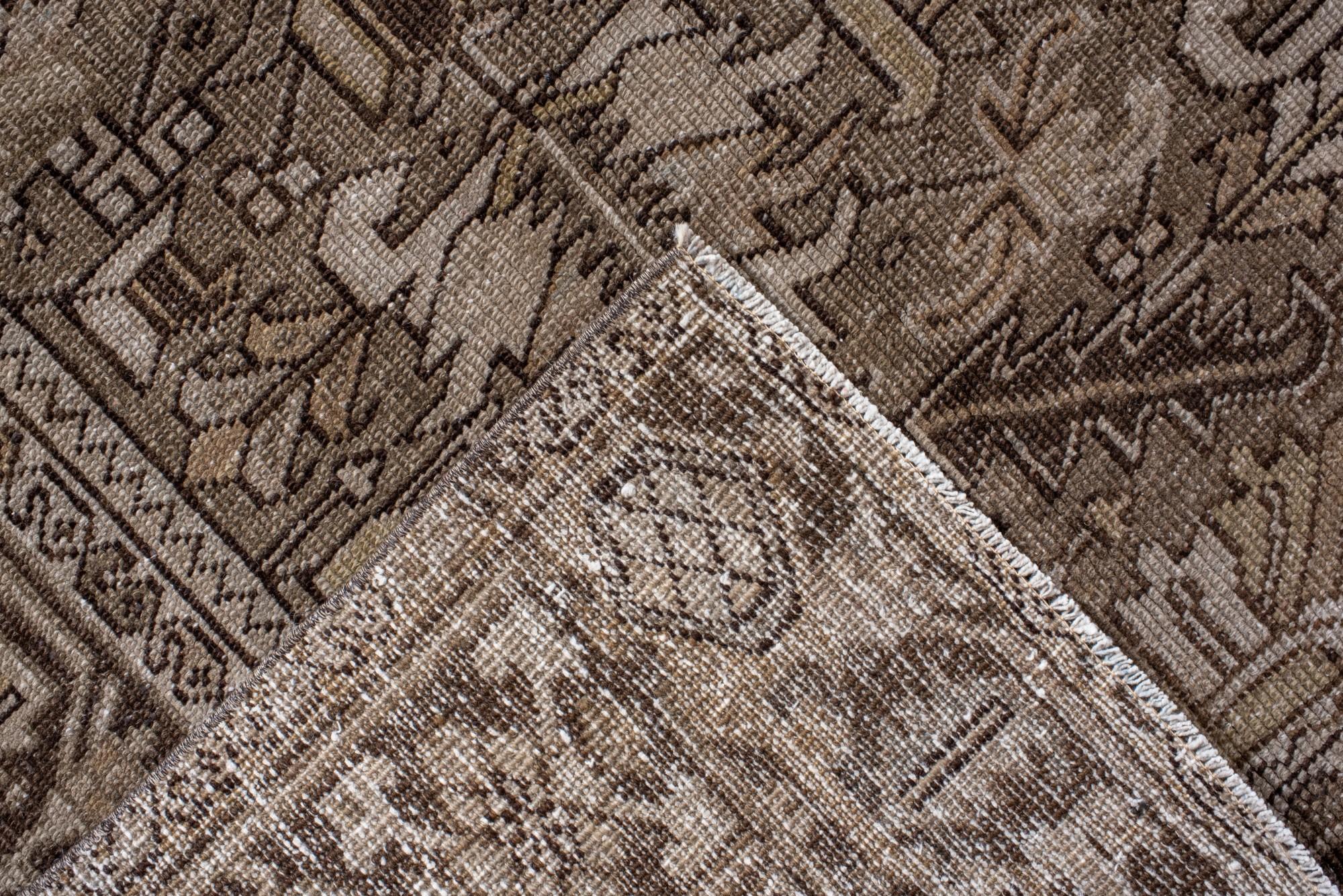 Antiker Heriz in neutralen Tönen mit geometrischem Medaillon (20. Jahrhundert)