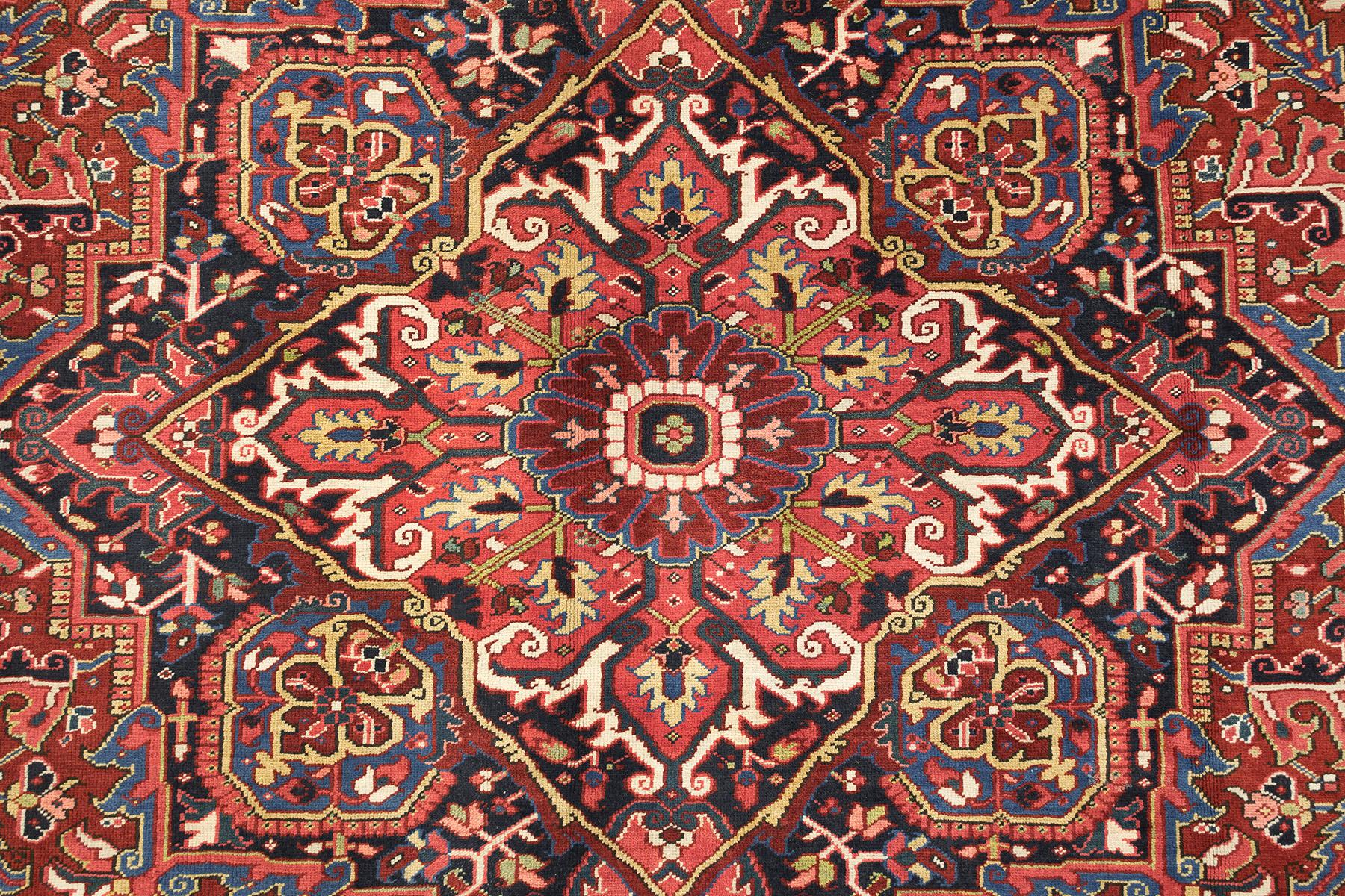 Antikes Heriz (marineblau, rot und cremefarben, 420cm x 297cm) im Zustand „Gut“ im Angebot in North Bergen, NJ