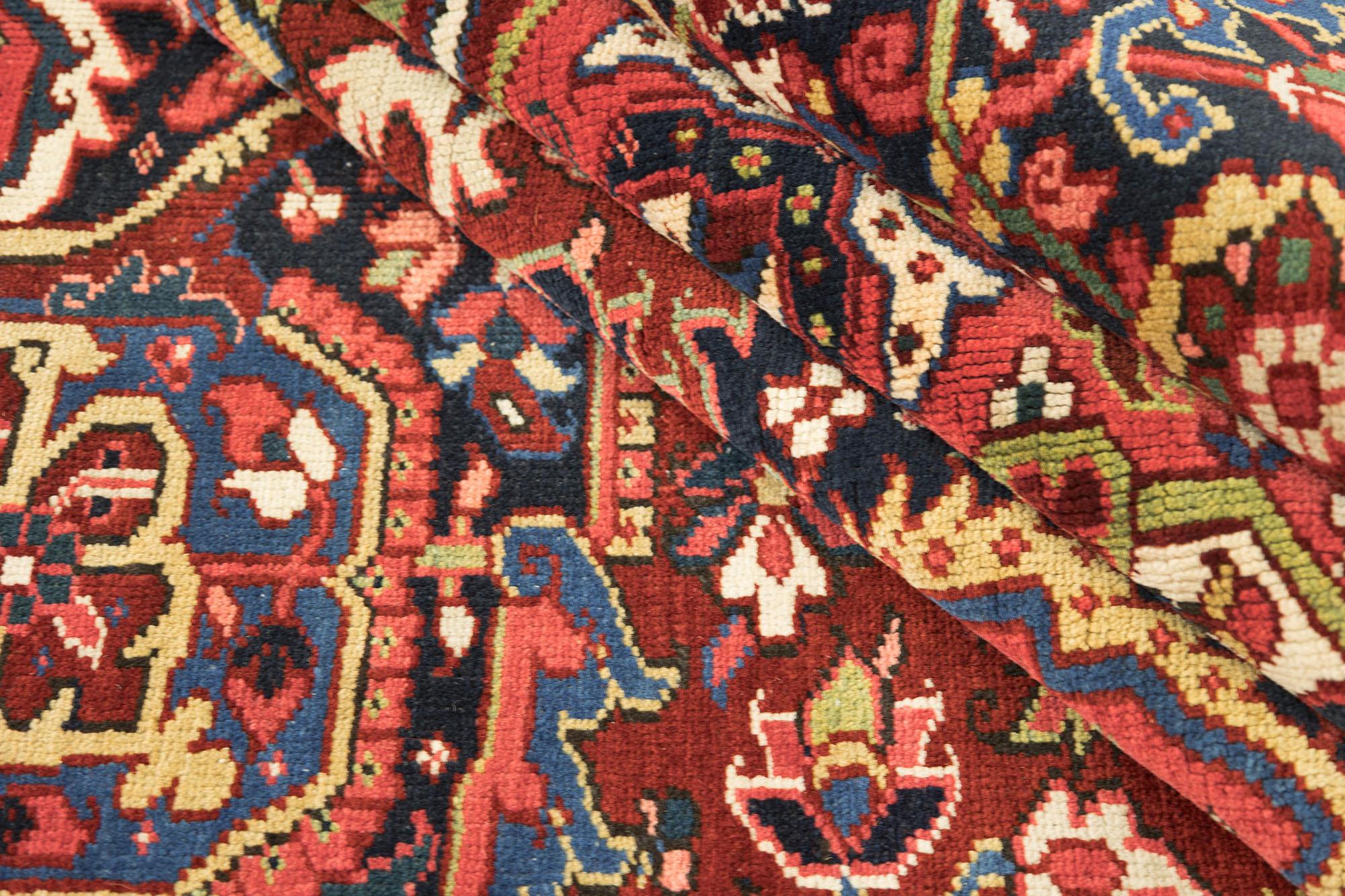 Antikes Heriz (marineblau, rot und cremefarben, 420cm x 297cm) im Angebot 1
