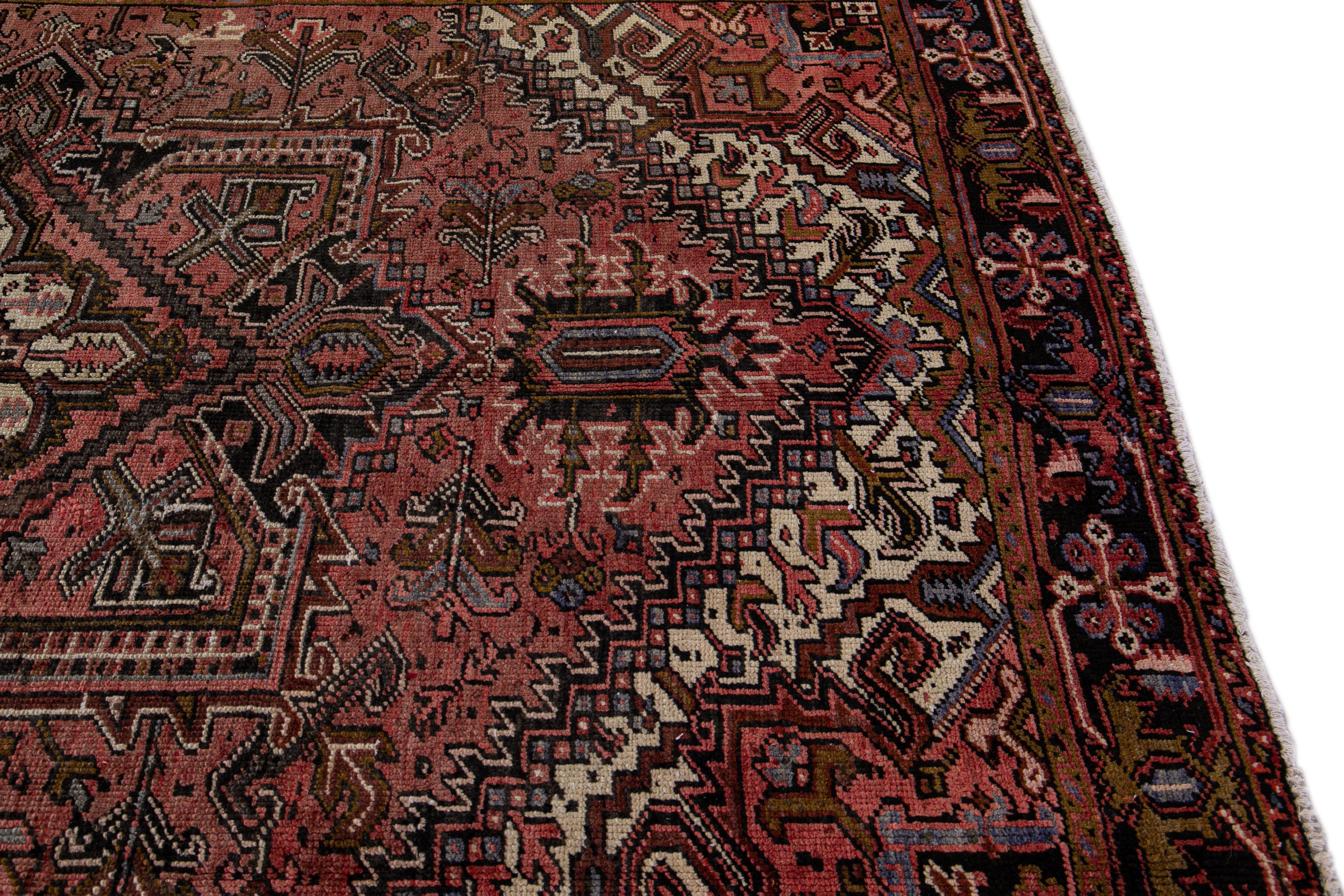 Ancien tapis persan Heriz en laine rouille à motif de médaillons, fait à la main en vente 2