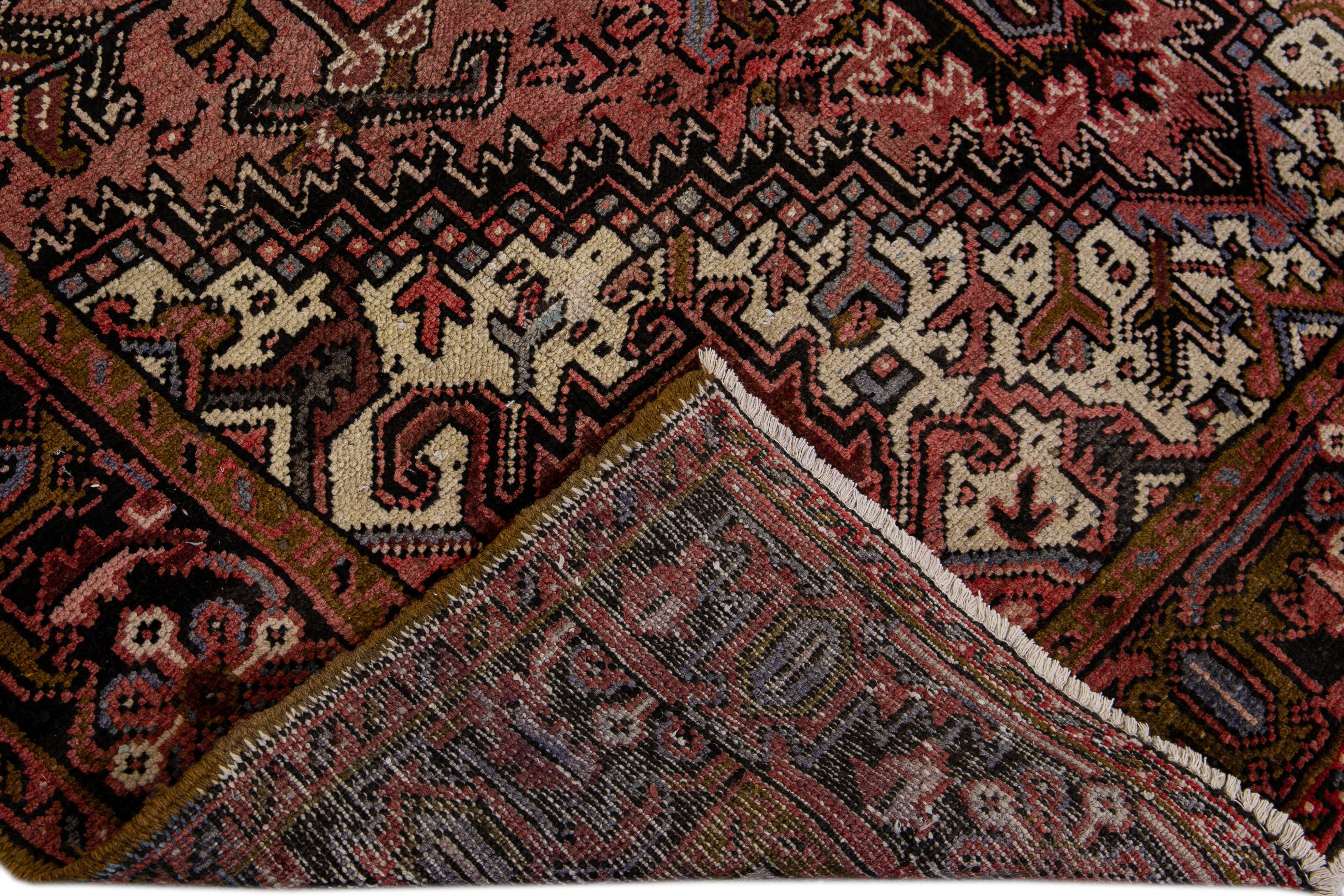 Magnifique tapis antique Heriz en laine nouée à la main avec un champ rouille. Ce tapis persan présente un cadre bleu et des accents multicolores dans un magnifique motif floral géométrique en médaillon.

Ce tapis mesure : 7' x 9'4