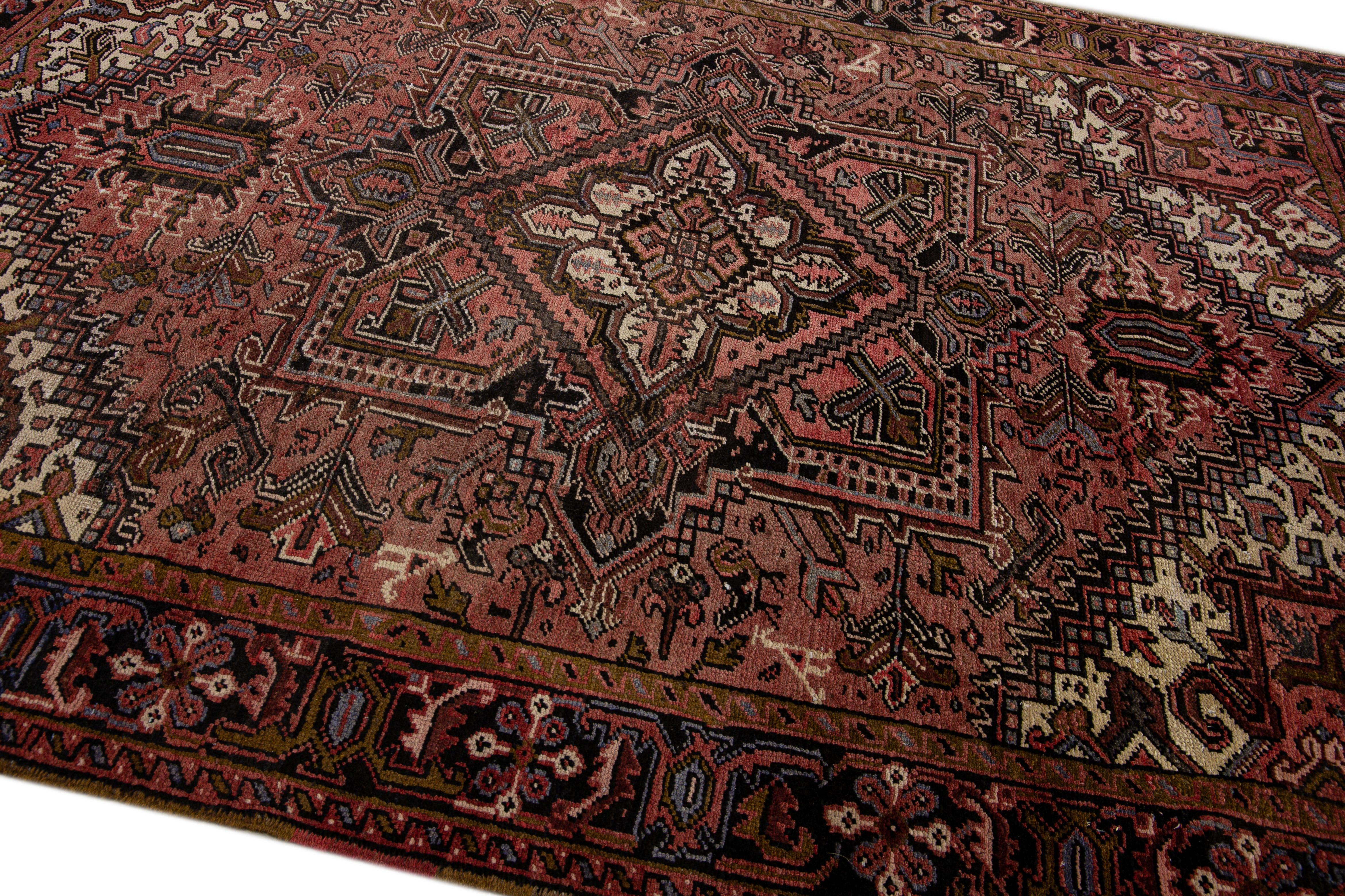 Noué à la main Ancien tapis persan Heriz en laine rouille à motif de médaillons, fait à la main en vente
