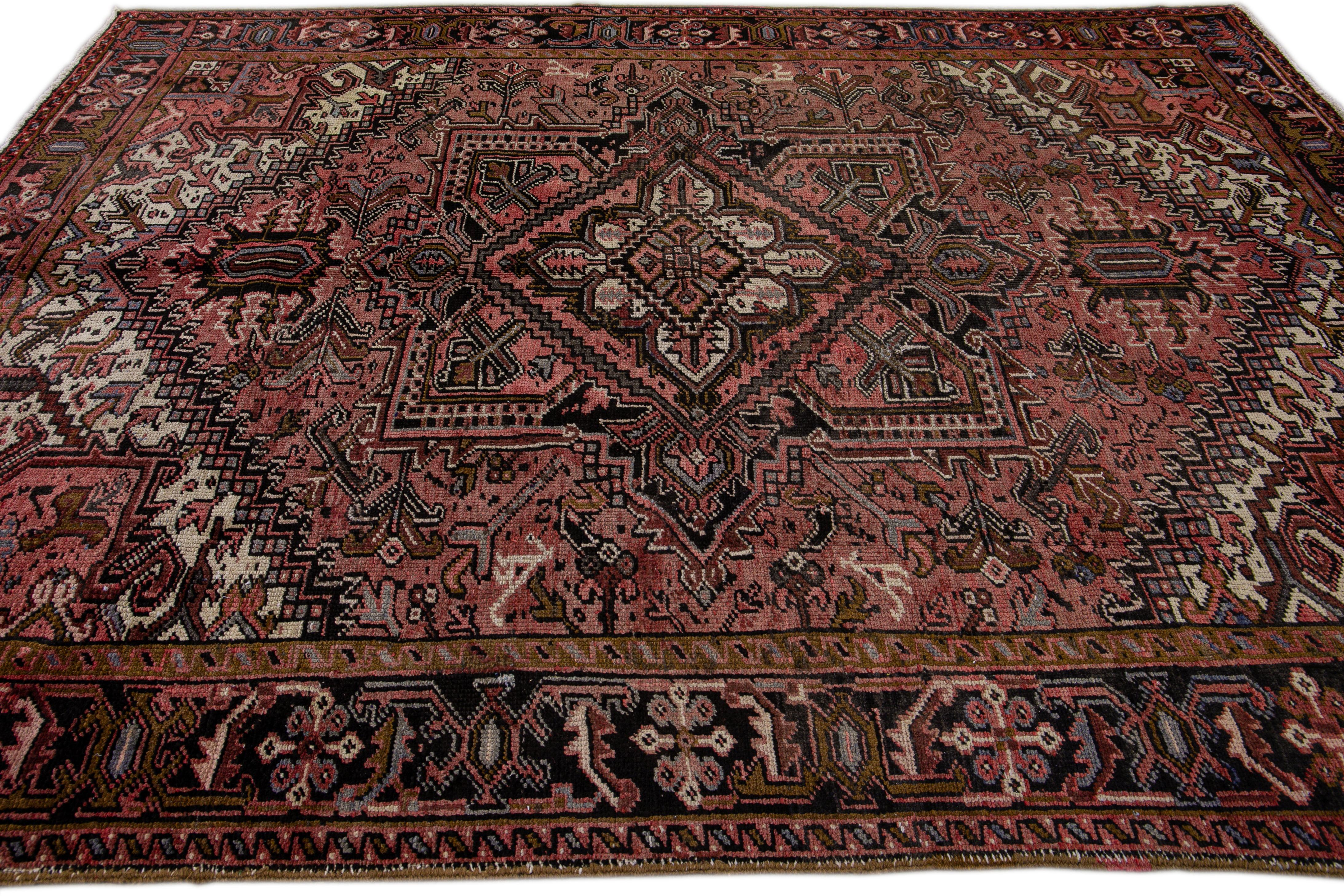 Ancien tapis persan Heriz en laine rouille à motif de médaillons, fait à la main Excellent état - En vente à Norwalk, CT