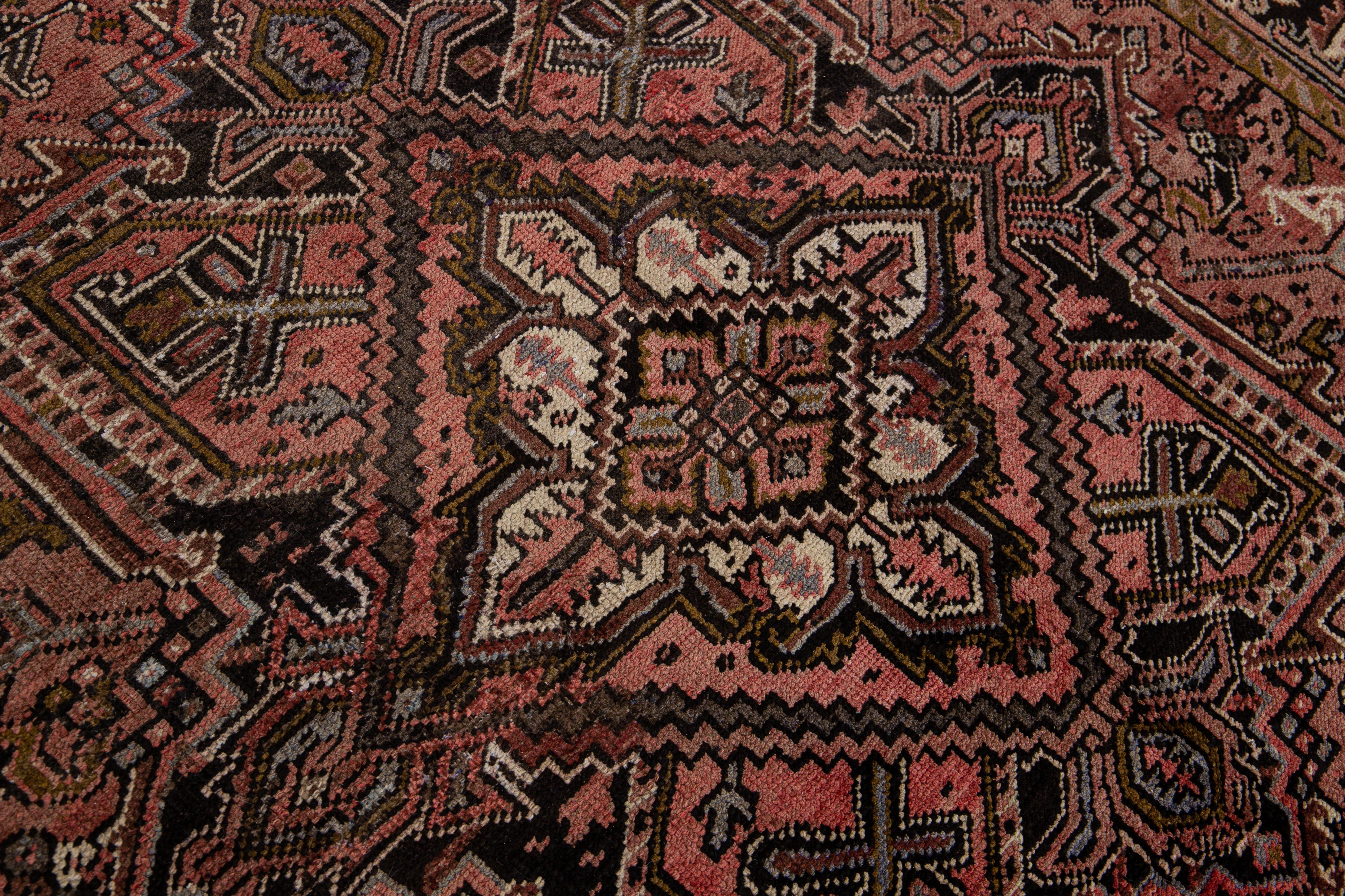 Laine Ancien tapis persan Heriz en laine rouille à motif de médaillons, fait à la main en vente