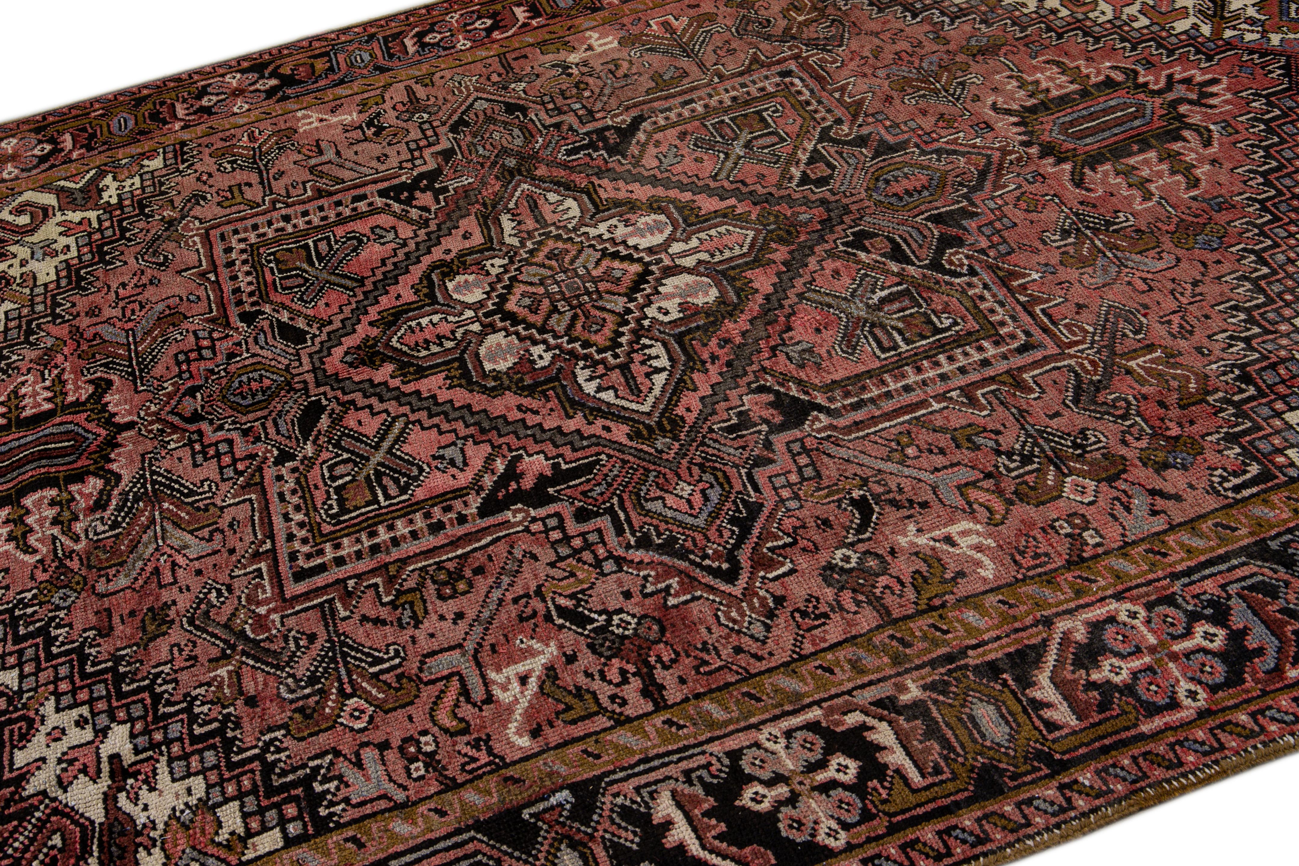 Ancien tapis persan Heriz en laine rouille à motif de médaillons, fait à la main en vente 1