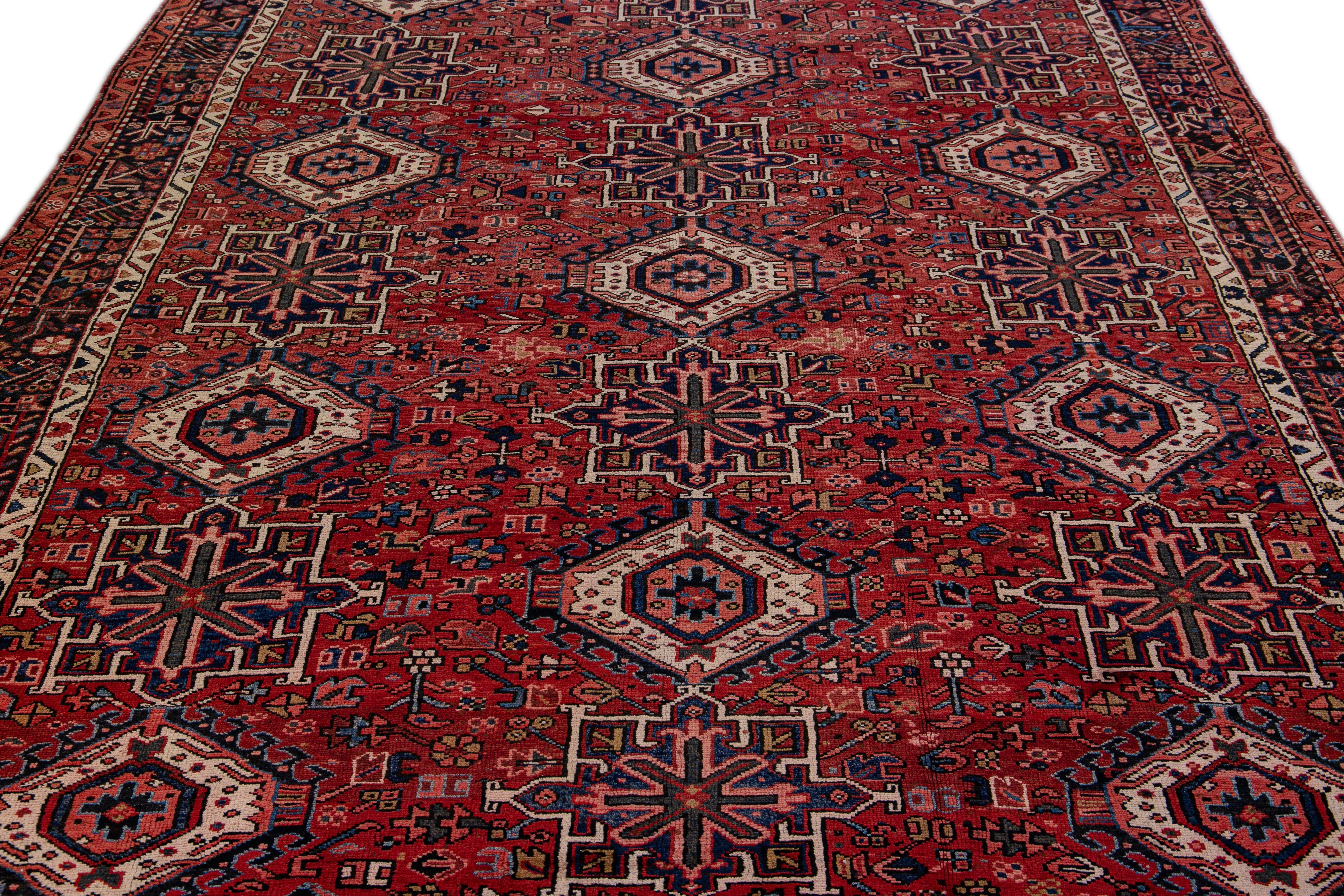 Antigua alfombra persa Heriz de lana hecha a mano con motivos geométricos rojos Heriz Serapi en venta