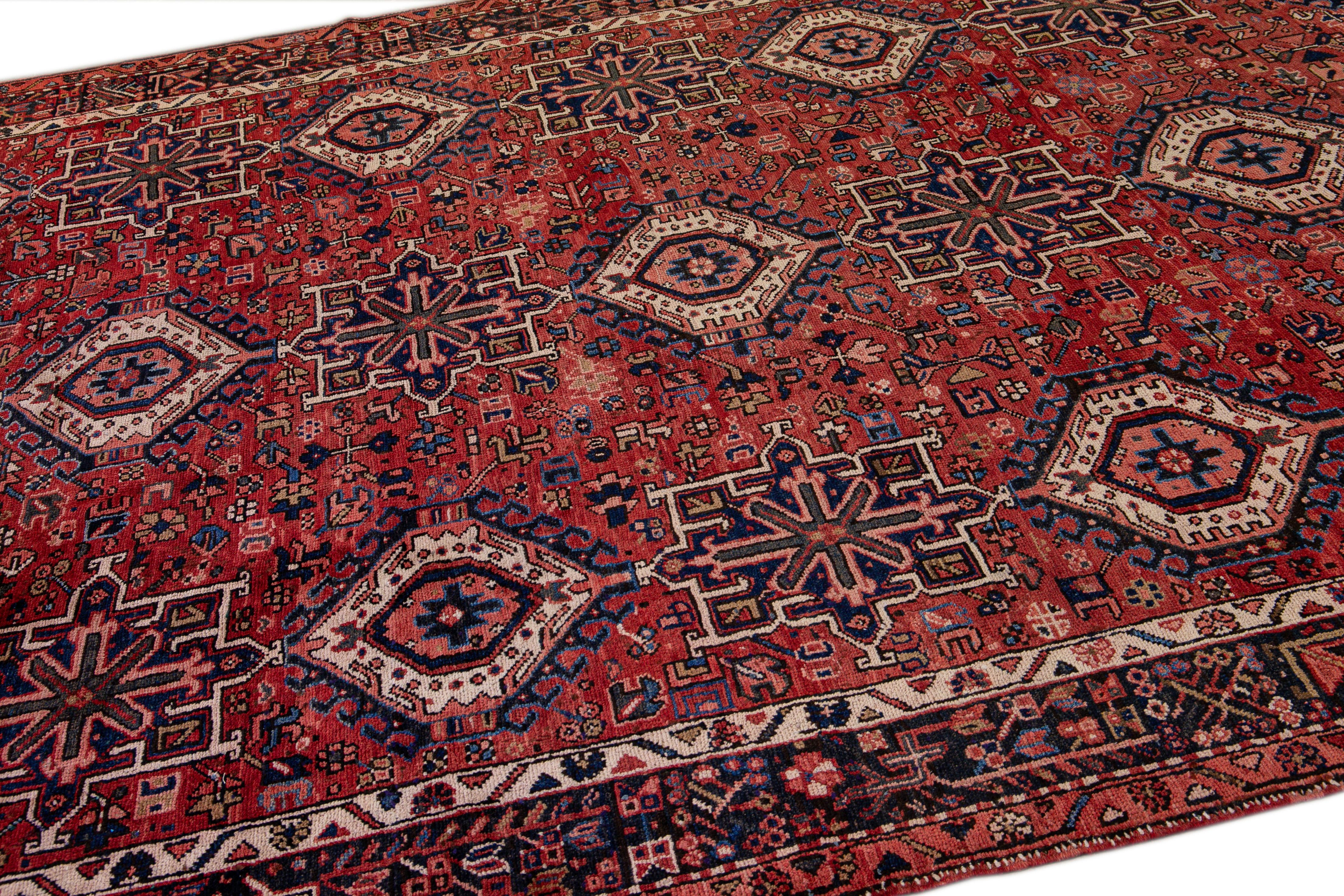 Antigua alfombra persa Heriz de lana hecha a mano con motivos geométricos rojos Lana en venta