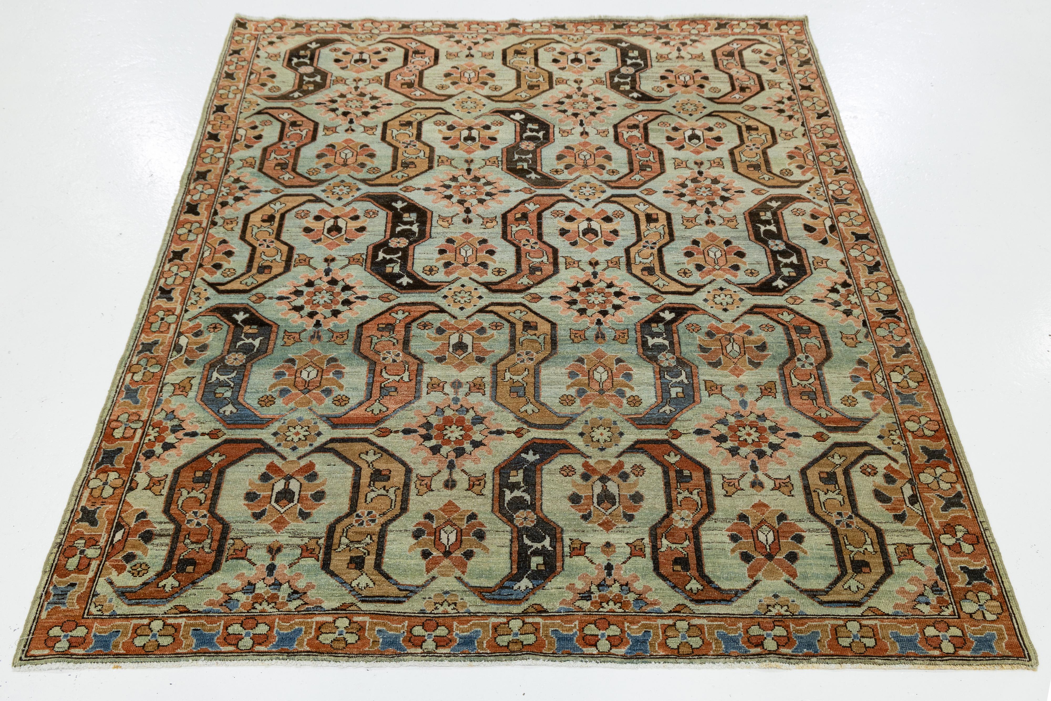 Dieser Heriz-Teppich aus dem frühen 20. Jahrhundert zeigt kühne geometrische Medaillons und komplizierte Stammesmotive in kräftigen Blau-, Rot- und Elfenbeintönen. Der aus strapazierfähiger Wolle gefertigte Teppich spiegelt mit seiner symmetrischen