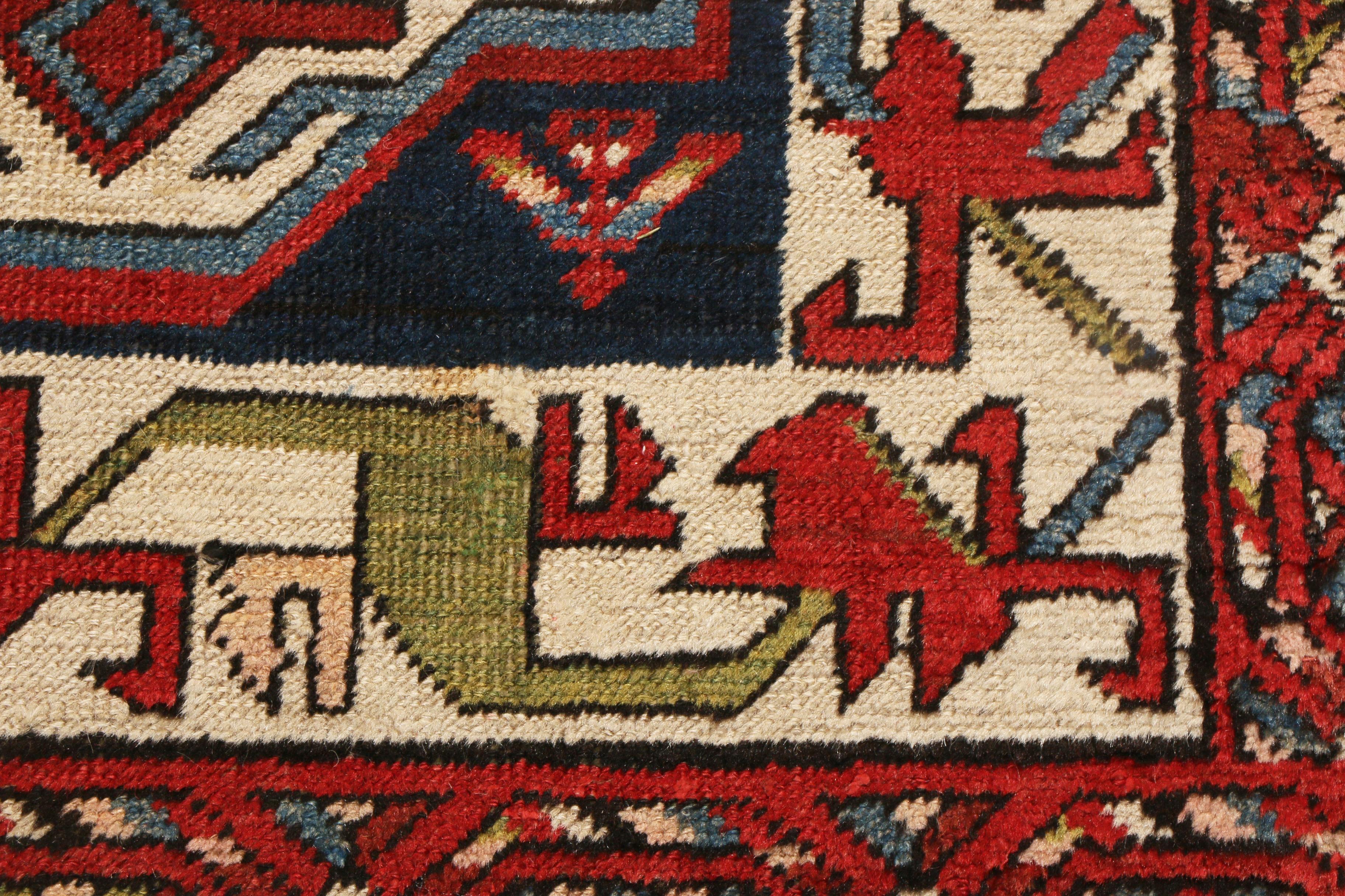 Alfombra de lana persa antigua Heriz roja y azul geométrica by Rug & Kilim en Bueno estado para la venta en Long Island City, NY