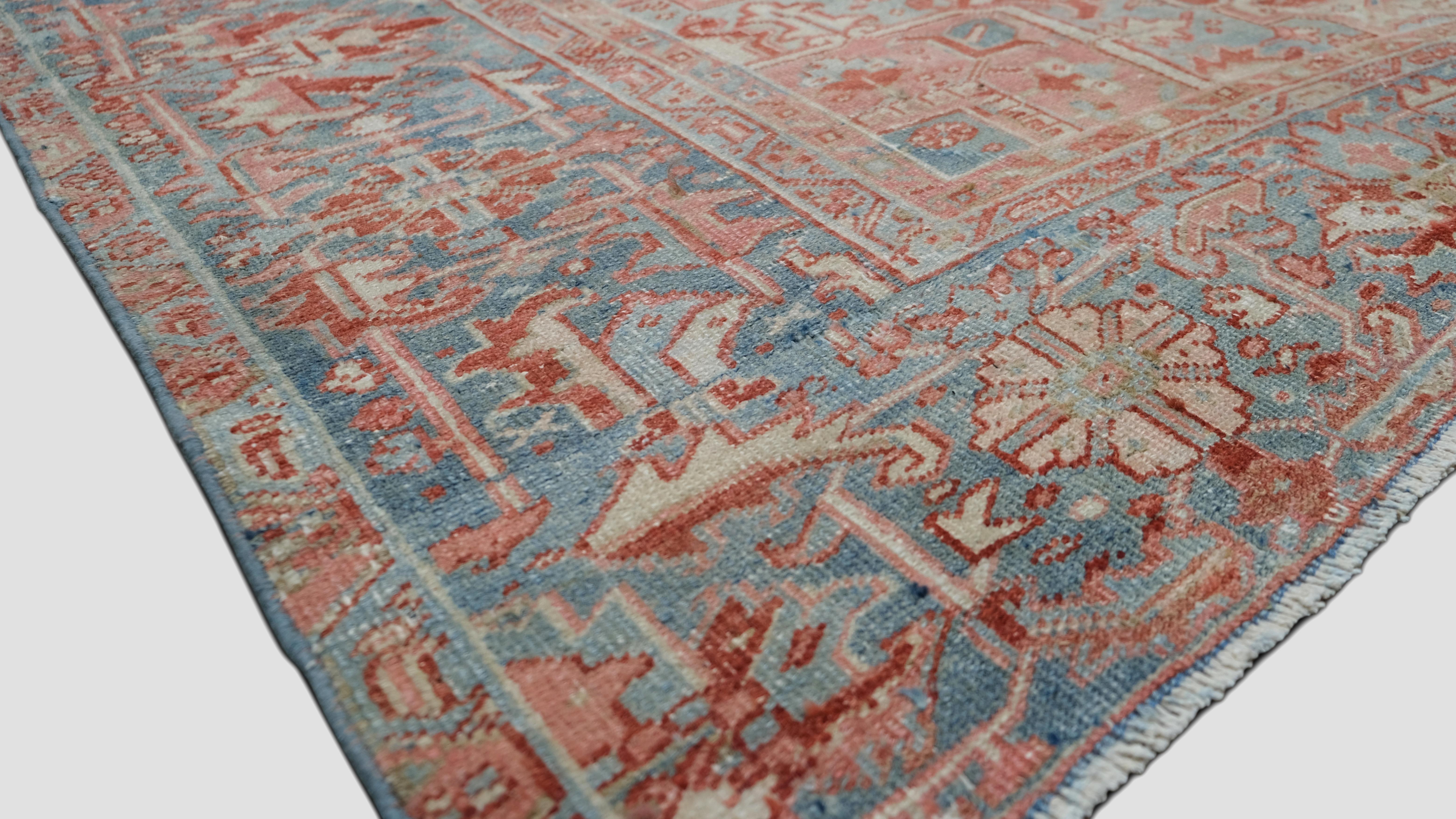 Perse Tapis Heriz rouge et bleu 10'3''x18'10'' vers 1920 en vente