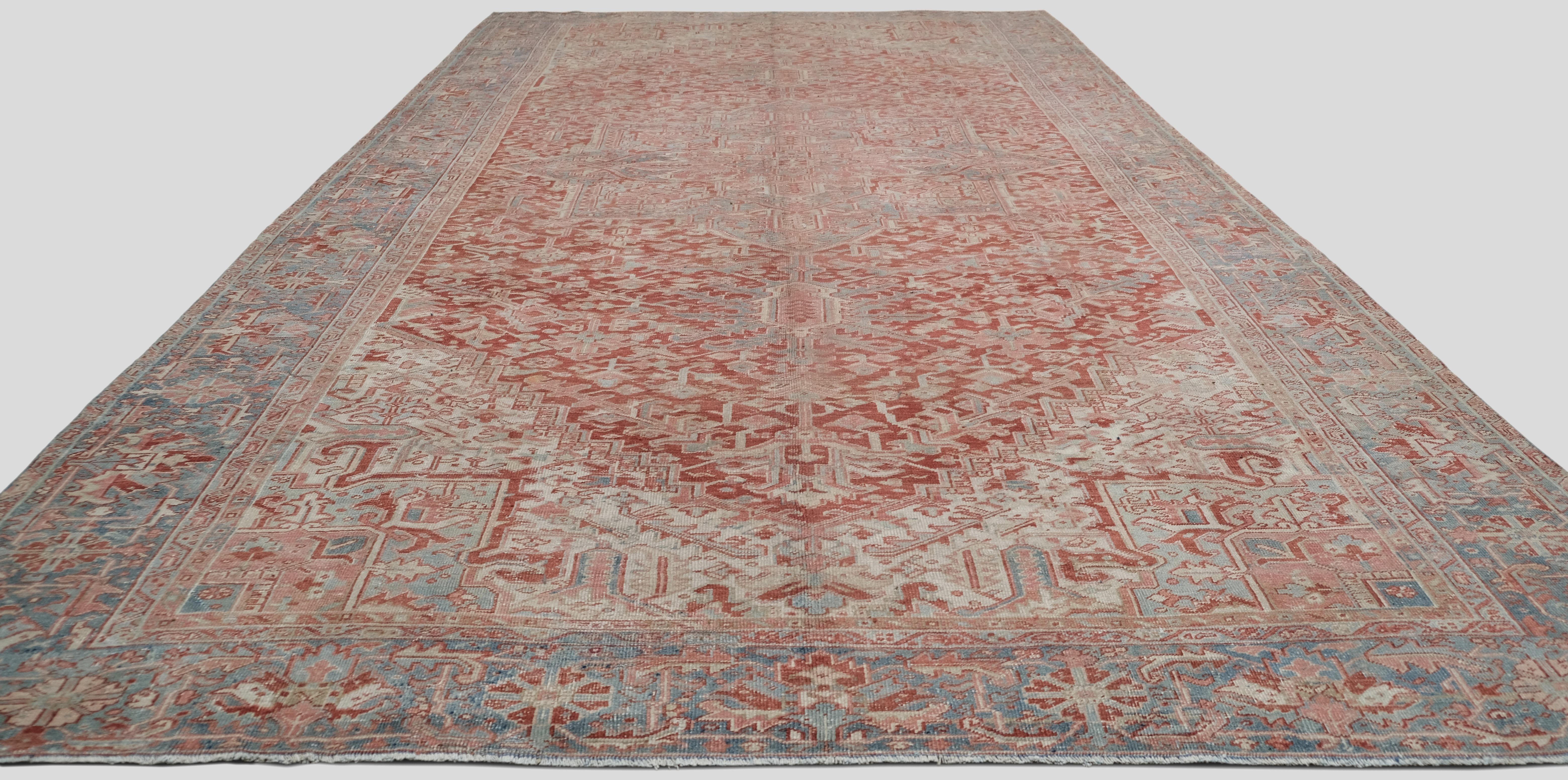 Noué à la main Tapis Heriz rouge et bleu 10'3''x18'10'' vers 1920 en vente