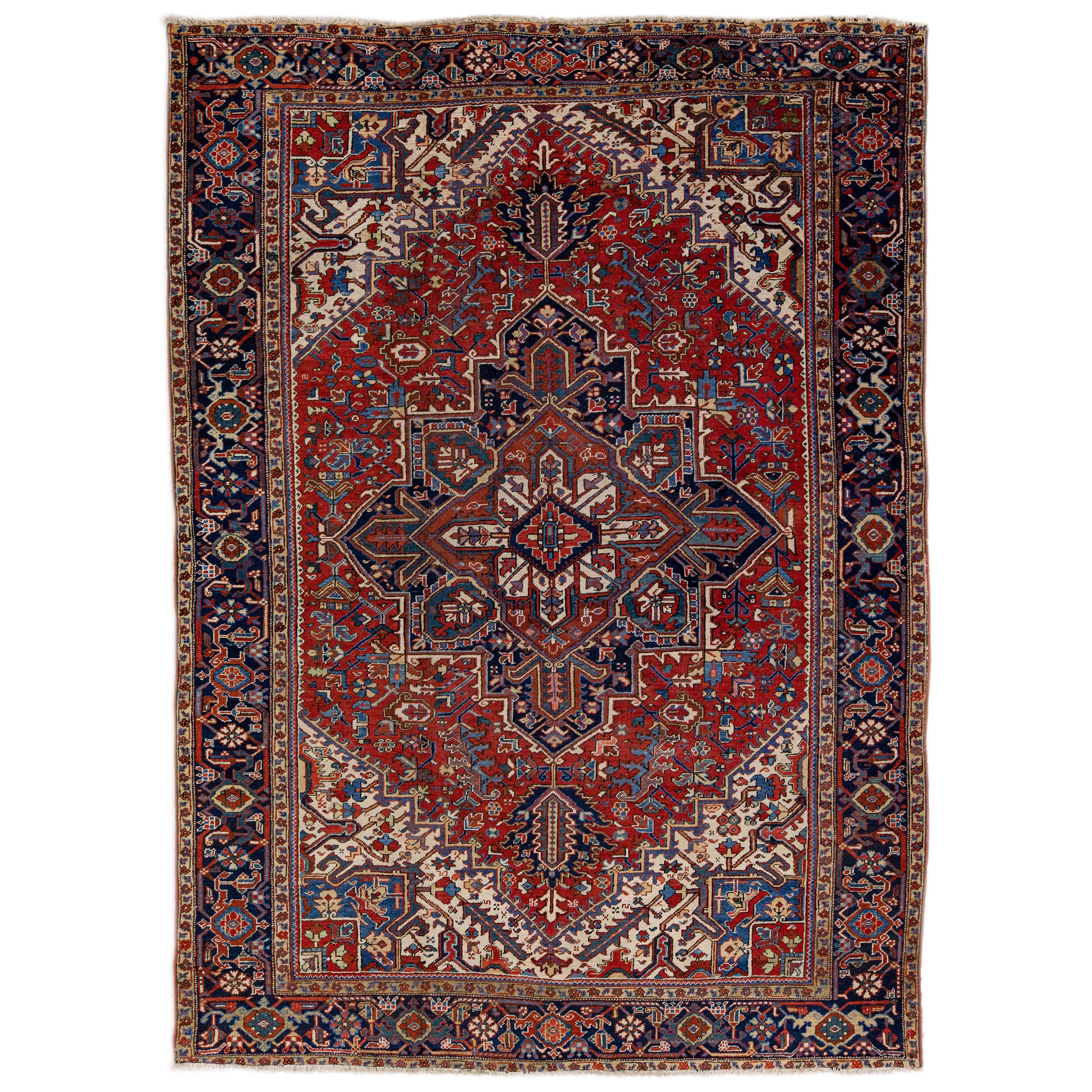 Ancien tapis Heriz rouge en laine persane fait à la main avec motif de médaillon multicolore
