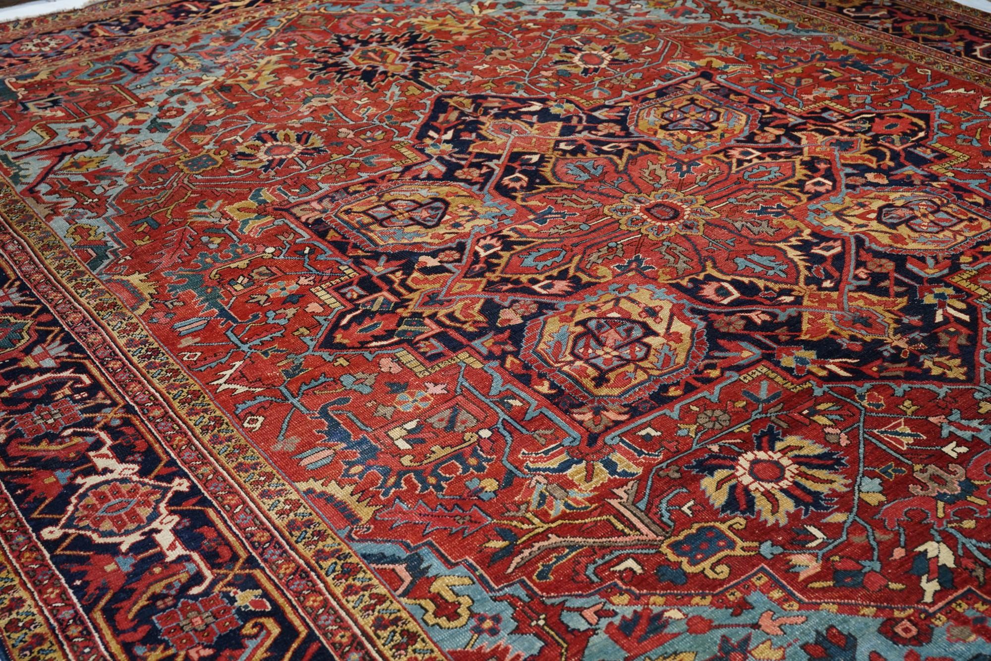 Antiker Heriz-Teppich 12'0'' x 15'6'' im Zustand „Gut“ im Angebot in New York, NY