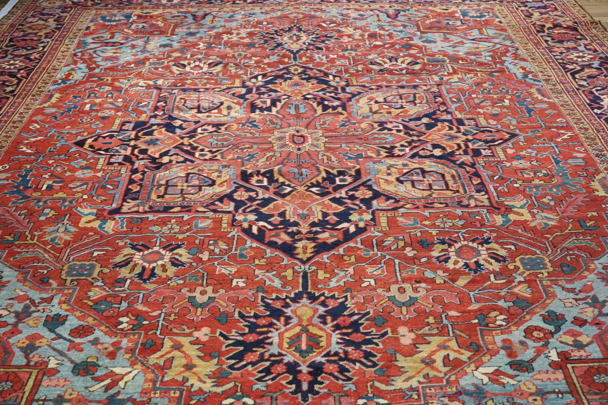 Antiker Heriz-Teppich 12'0'' x 15'6'' (20. Jahrhundert) im Angebot