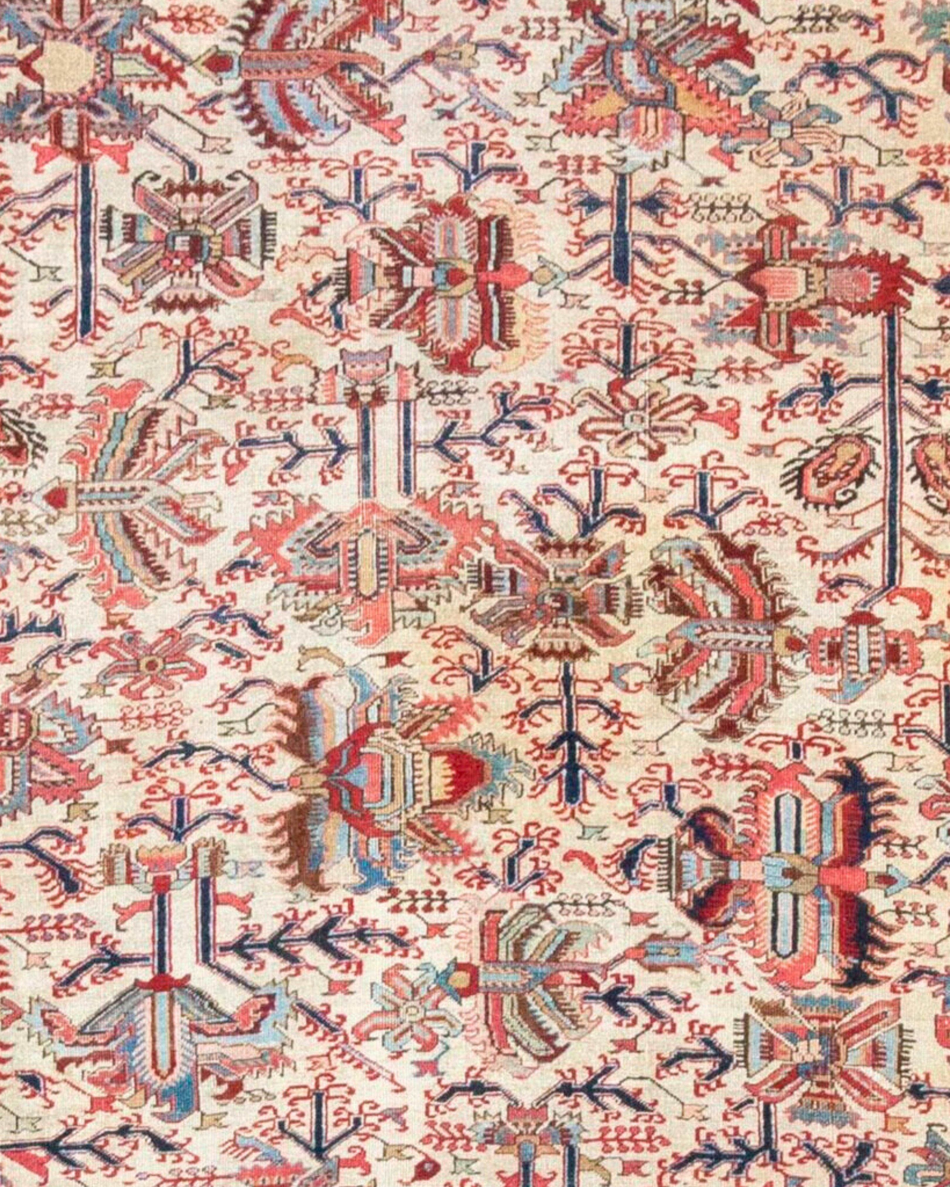 Antiker persischer Heriz-Teppich, 19. Jahrhundert

Heriz-Teppiche wurden ab Mitte des 19. Jahrhunderts in Nordwestpersien gewebt, als Reaktion auf die stark gestiegene internationale Nachfrage nach Teppichen. Davor gab es (in Persien) keine für den