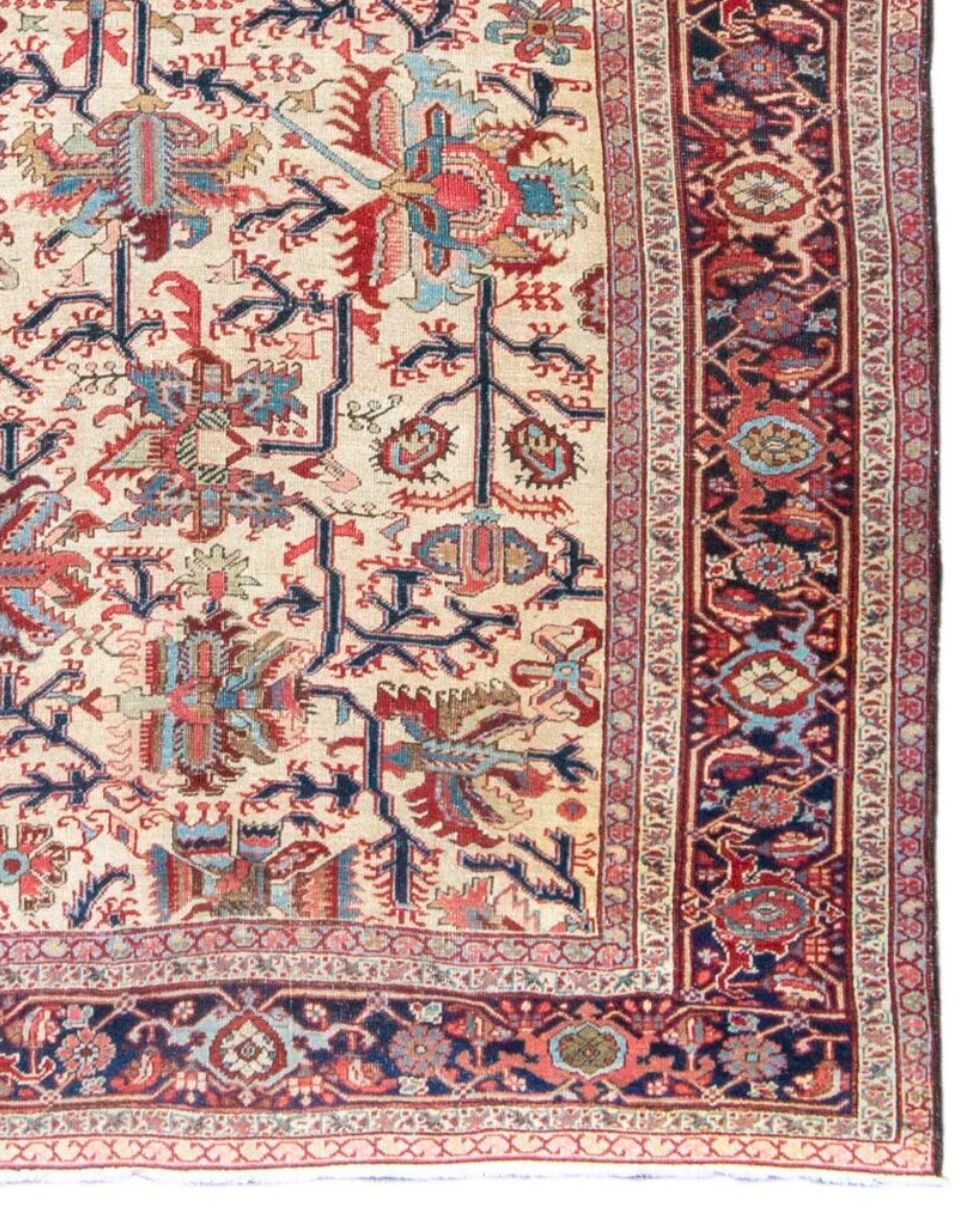 Antiker Heriz-Teppich, 19. Jahrhundert (Wolle) im Angebot