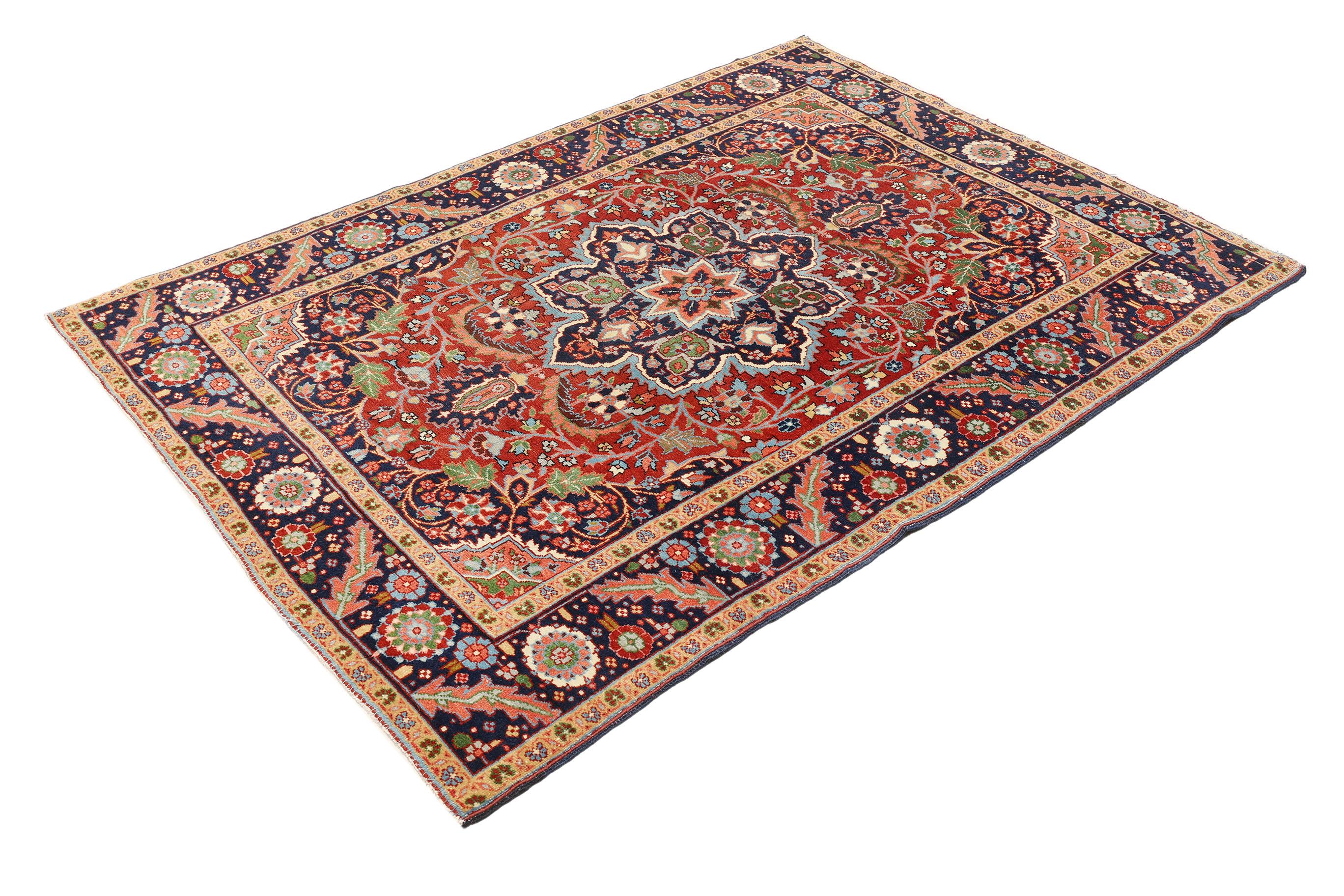 Authentique tapis persan Heriz, noué à la main en Iran, vers 1920.

Riche champ rouge foncé avec médaillon géométrique audacieux et motifs de bordure traditionnels.

Pile de laine sur base de coton, combinant chaleur, durabilité et douceur.

Densité