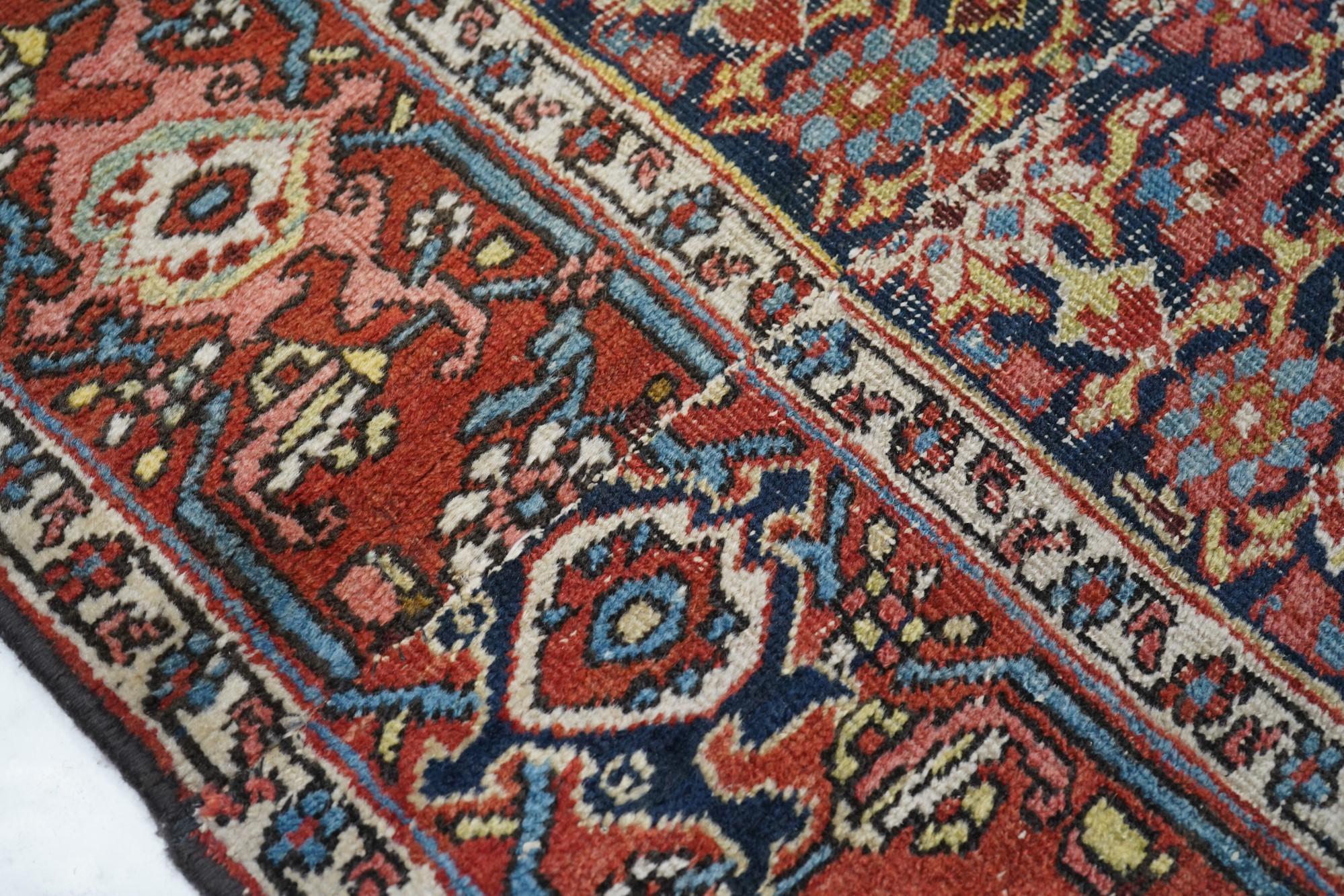 Antiker Heriz-Teppich 3'6'' x 15'3'' im Zustand „Gut“ im Angebot in New York, NY
