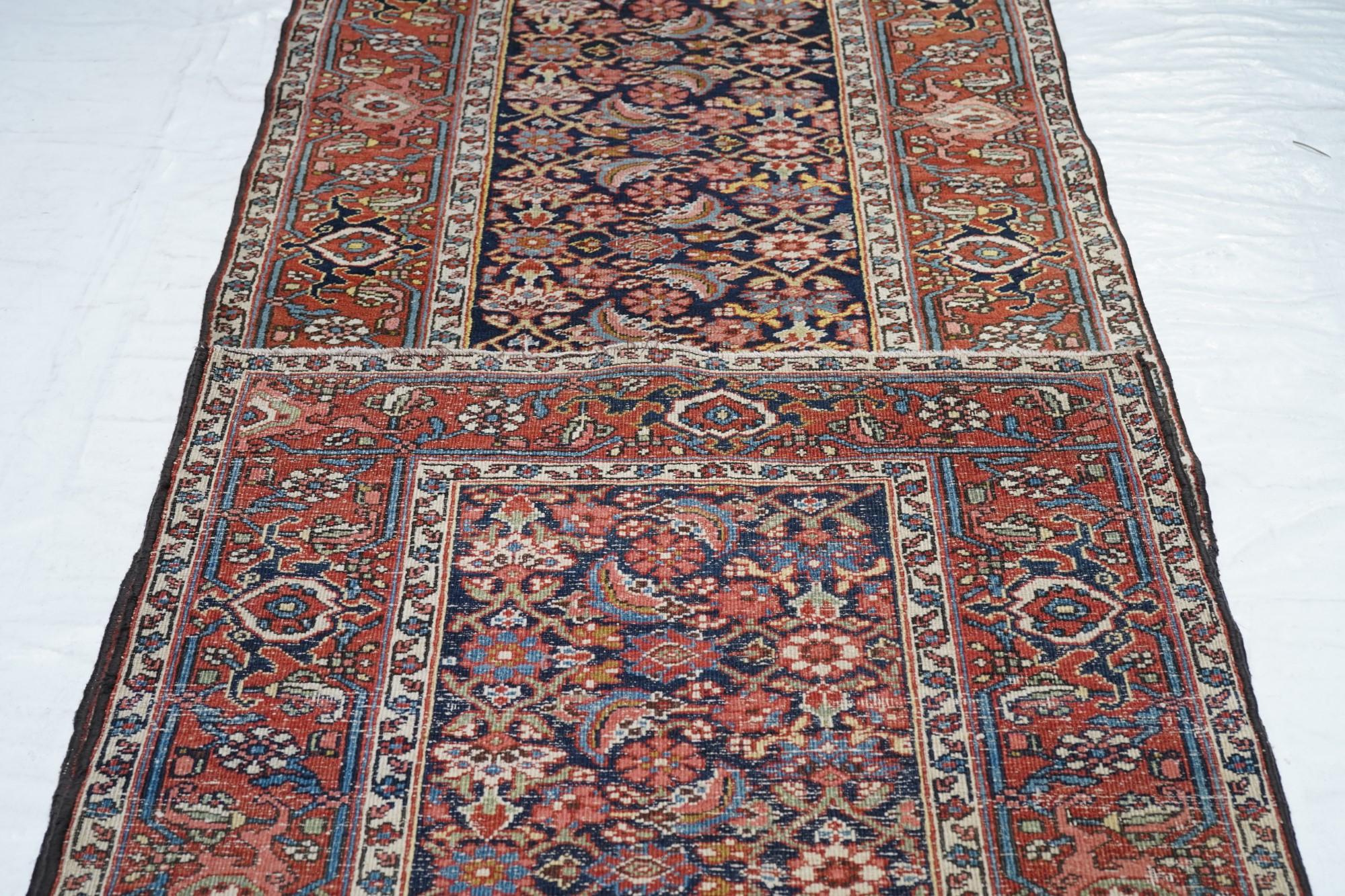 Antiker Heriz-Teppich 3'6'' x 15'3'' im Angebot 1