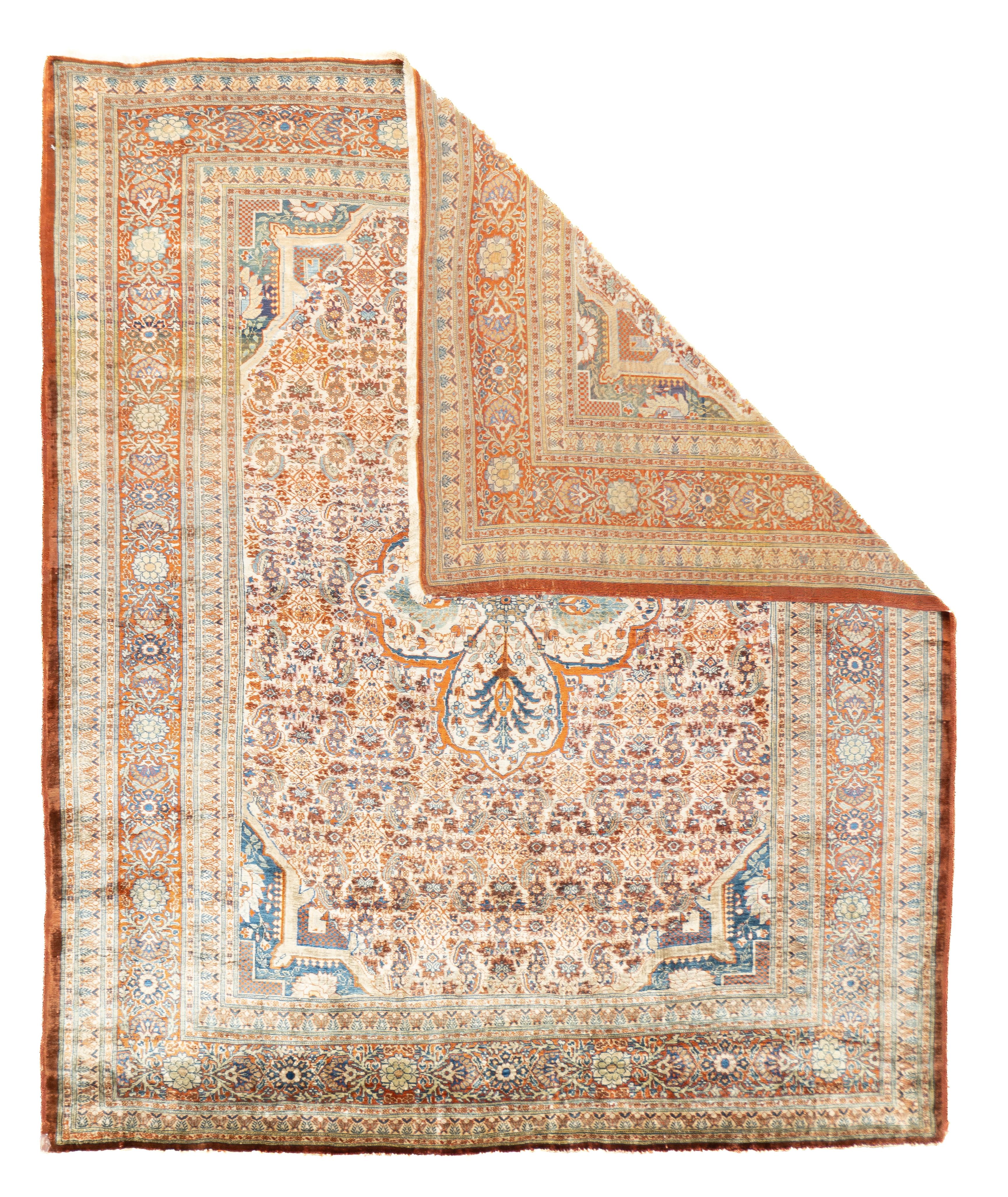 Antiker Heriz-Teppich 4'6'' x 5'5''. Dieser sehr fein gewebte, rustikale Seidenflor zeigt ein kräftiges, vierfach gefaltetes, ecrufarbenes, strahlendes Palmettenmedaillon vor einem strohfarbenen Herati-Muster mit blauen Viertelmedaillon-Ecken in