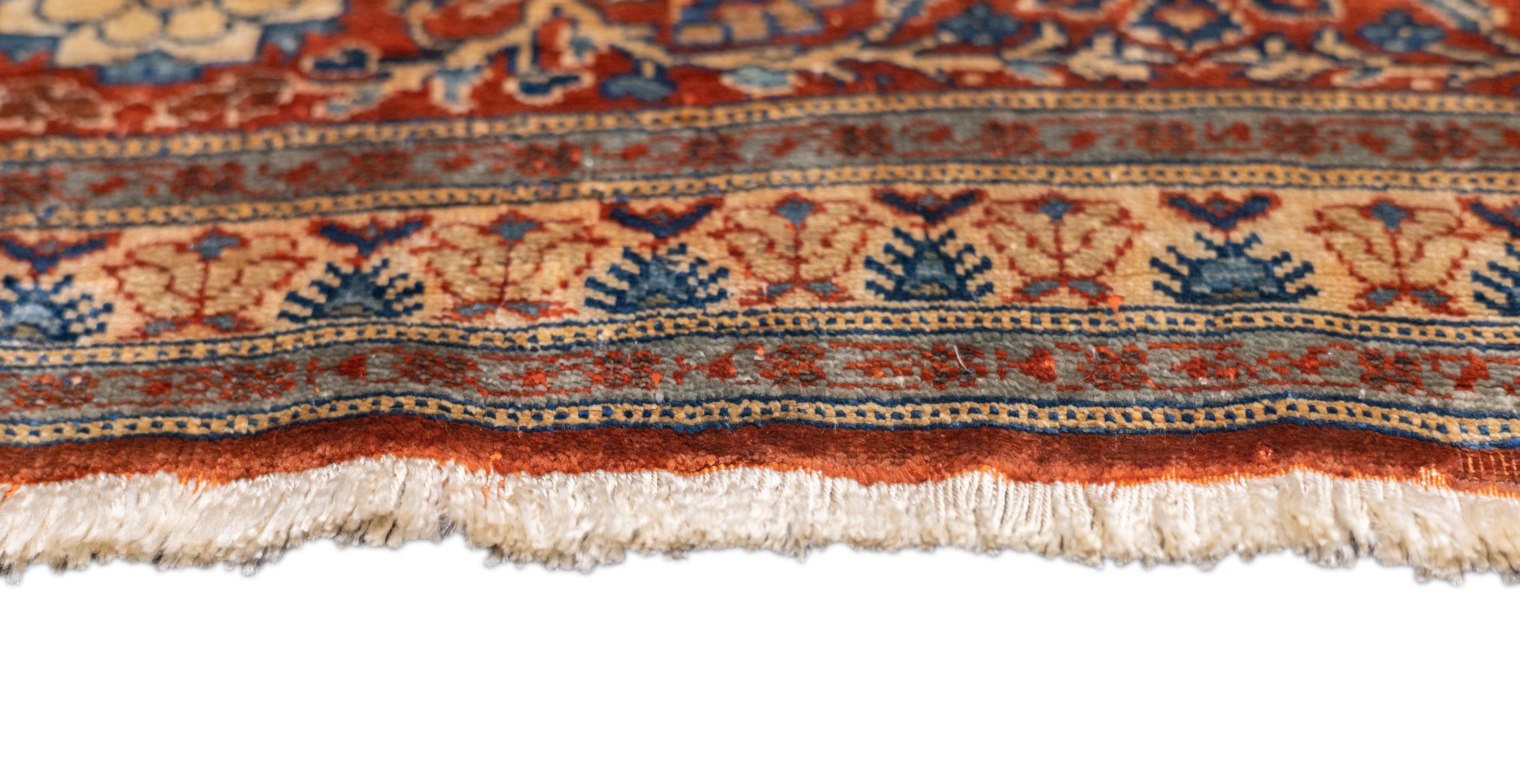 Antiker Heriz-Teppich 4'6'' x 5'5'' im Zustand „Gut“ im Angebot in New York, NY