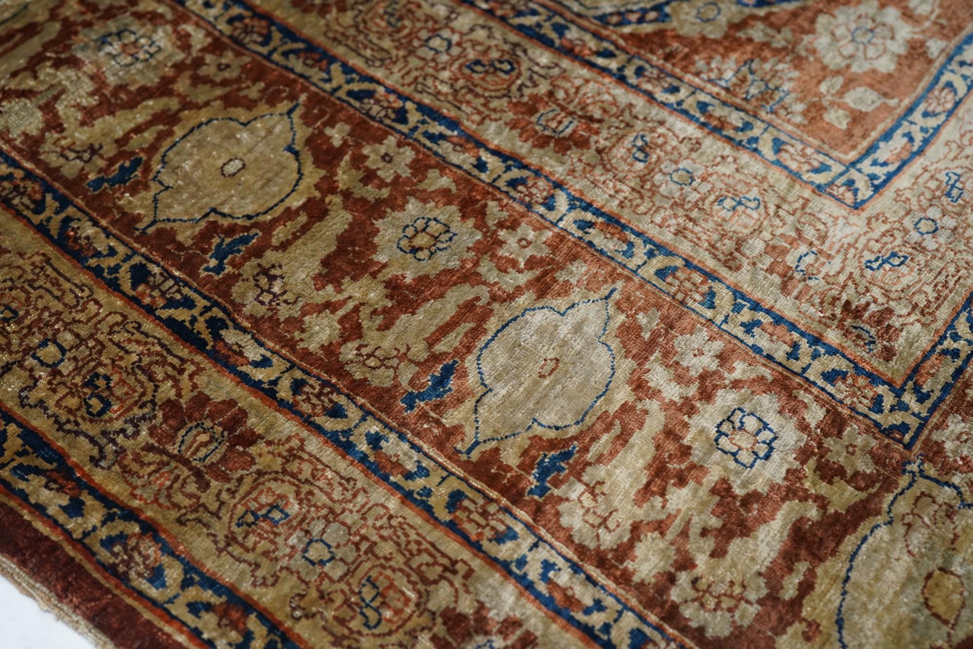 Antique Heriz Rug In Good Condition In New York, NY