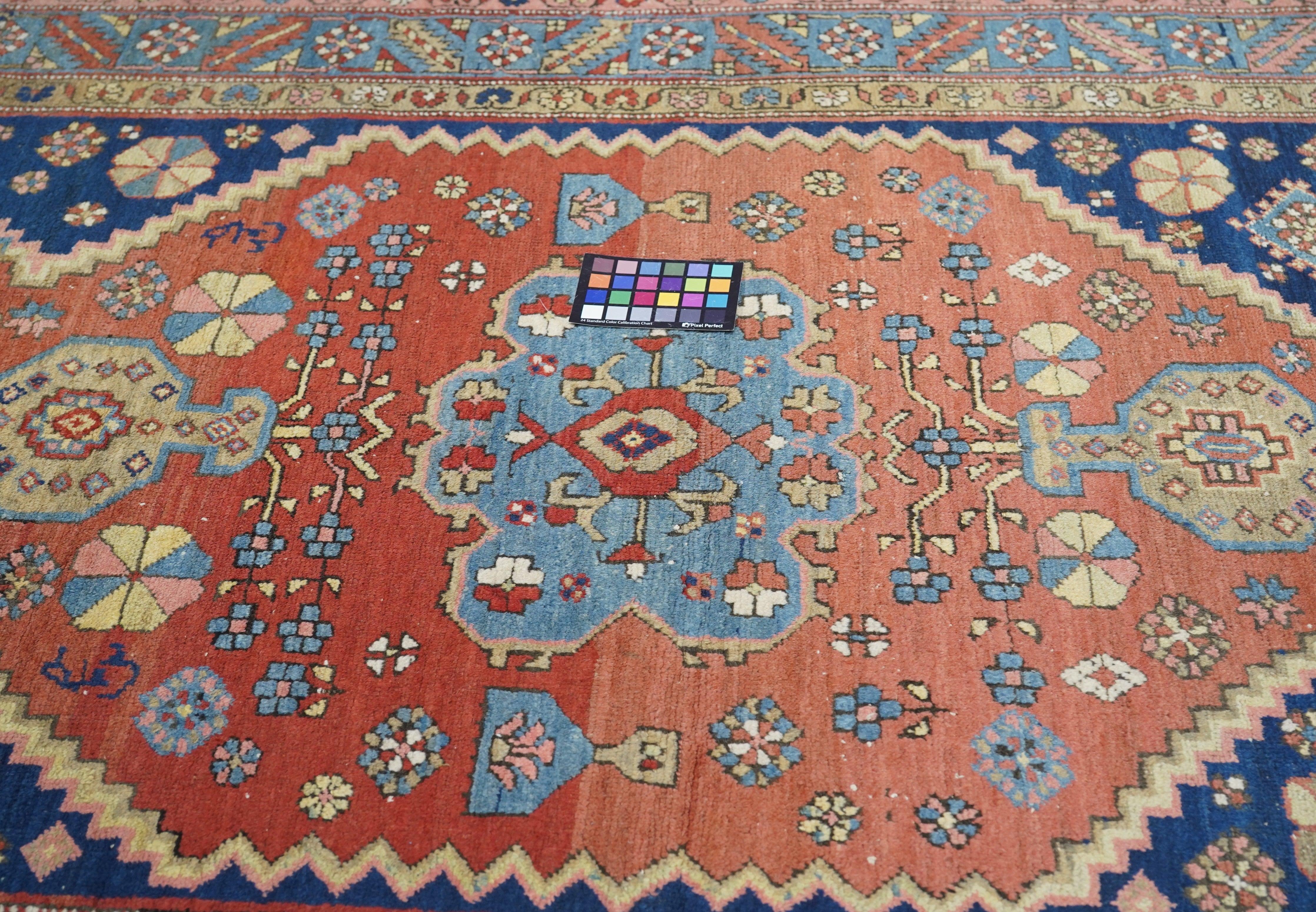 Antiker Heriz-Teppich 5'2'' x 6'6'' im Angebot 4