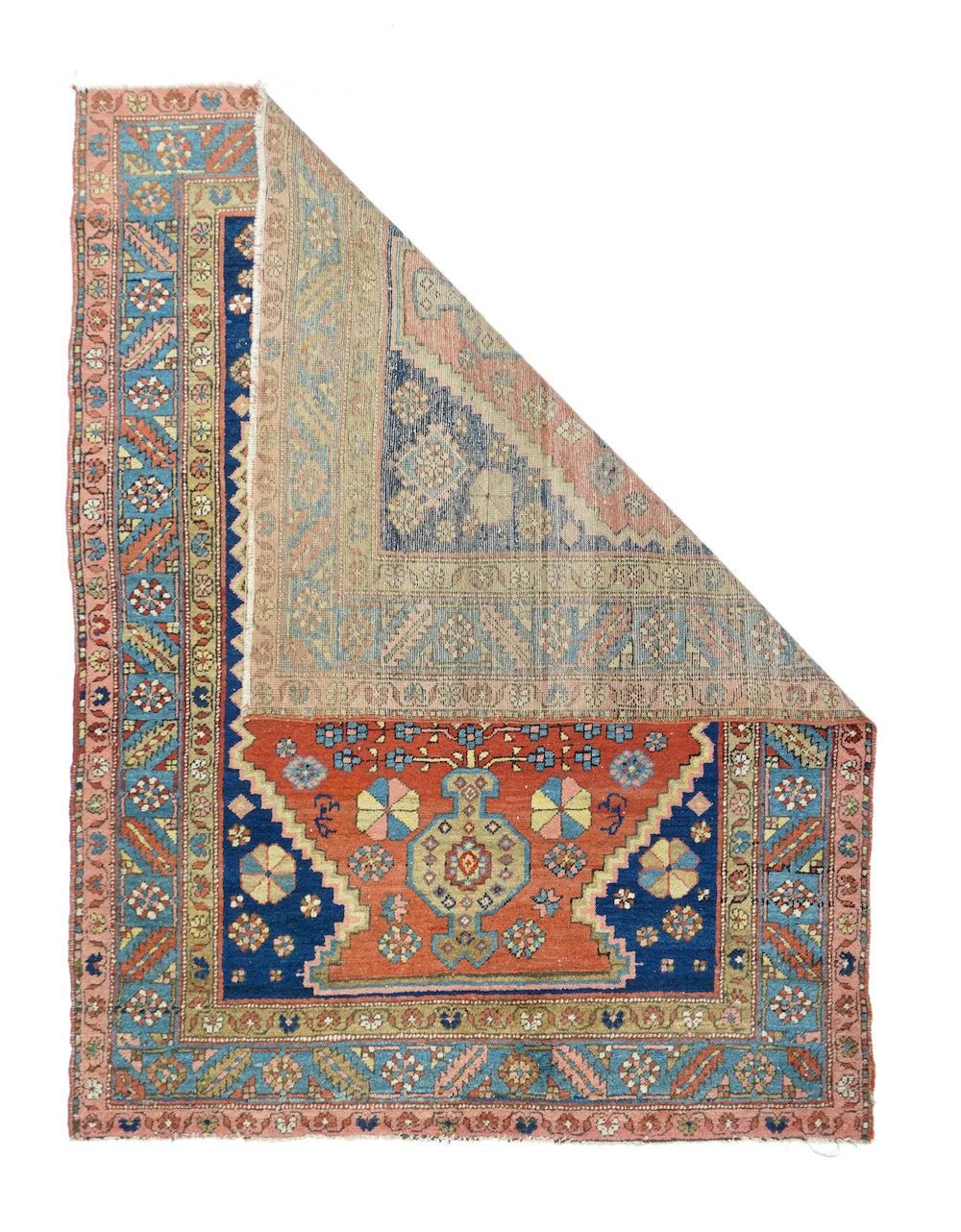 Antiker Heriz-Teppich 5'2'' x 6'6''. Dieses rustikale, aus Nordwestpersien stammende, halbgrob gewebte Streumuster auf Baumwollbasis zeigt ein variierendes rostfarbenes Unterfeld, das nur an einem Ende eingeklemmt ist und in dem blühende Vasen