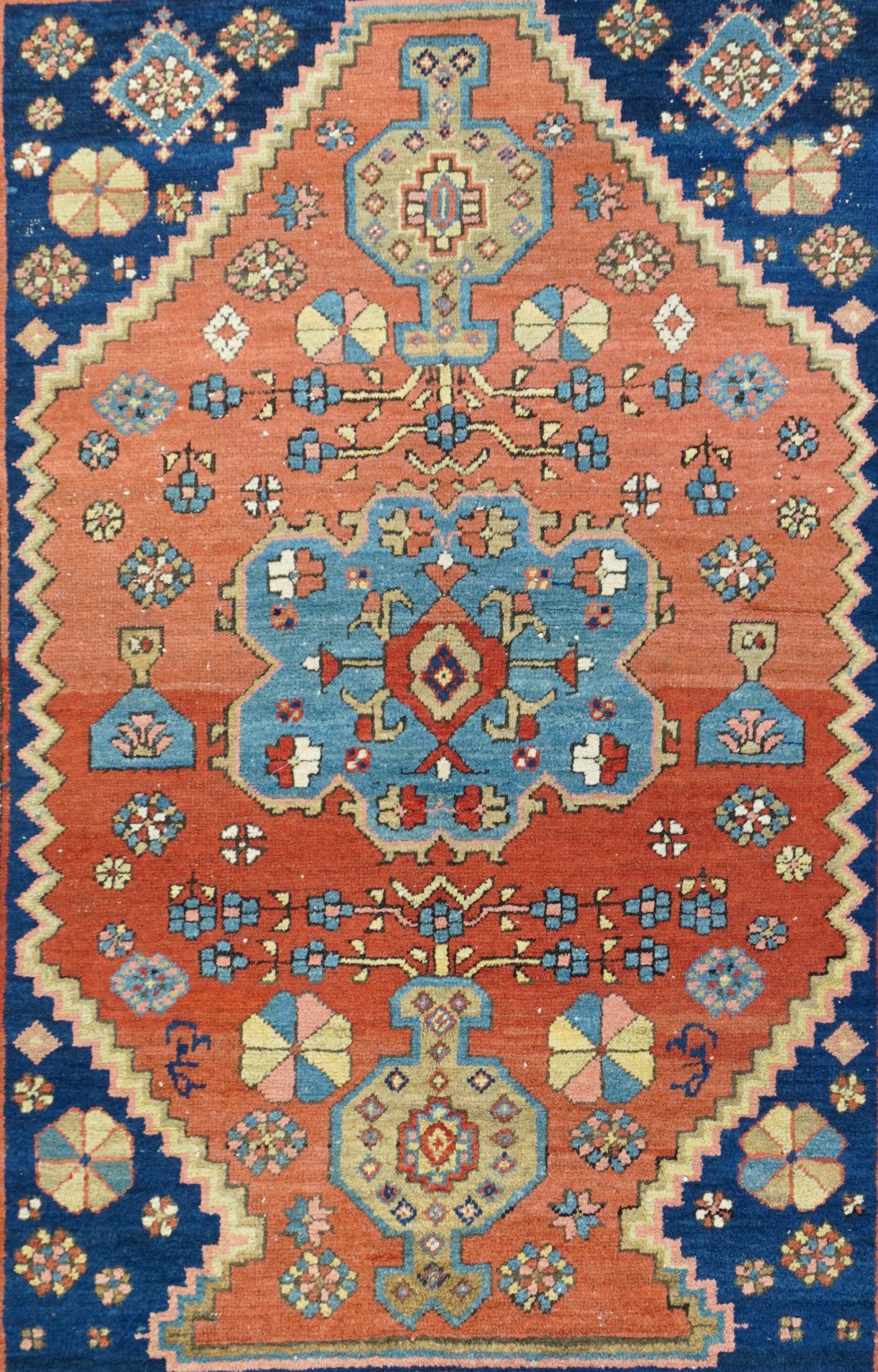 Antiker Heriz-Teppich 5'2'' x 6'6'' im Zustand „Gut“ im Angebot in New York, NY
