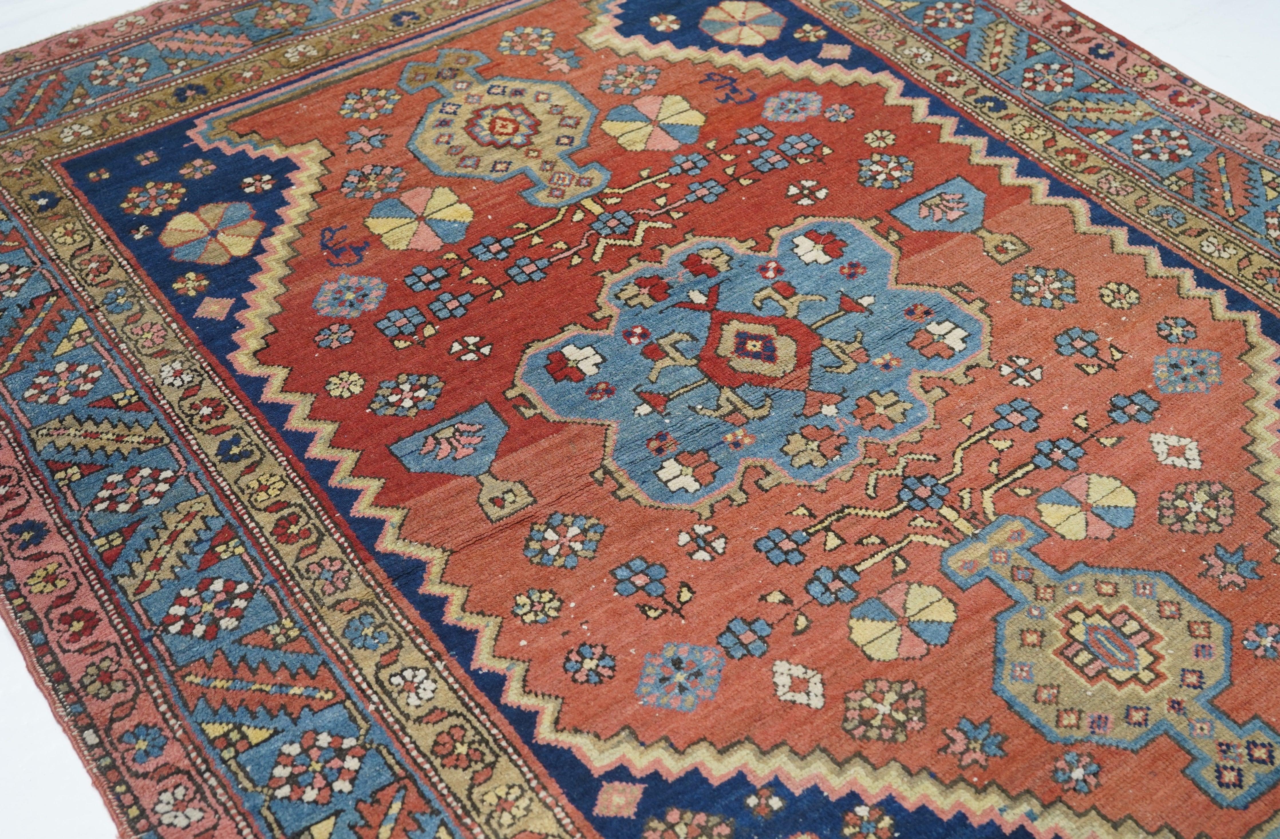 Antiker Heriz-Teppich 5'2'' x 6'6'' im Angebot 1