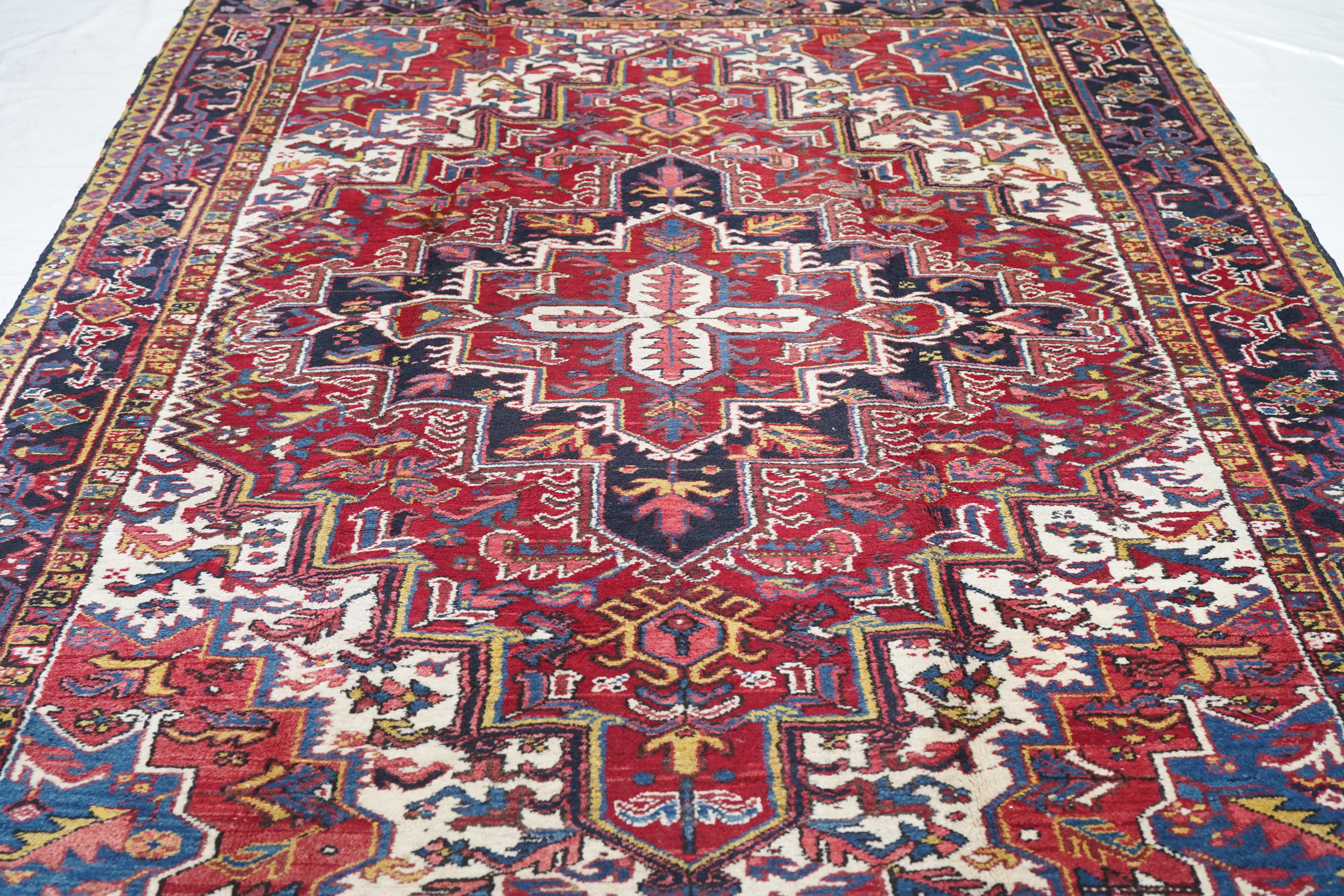 Early 20th Century Antique Heriz Rug 6'8'' x 9'4'' For Sale