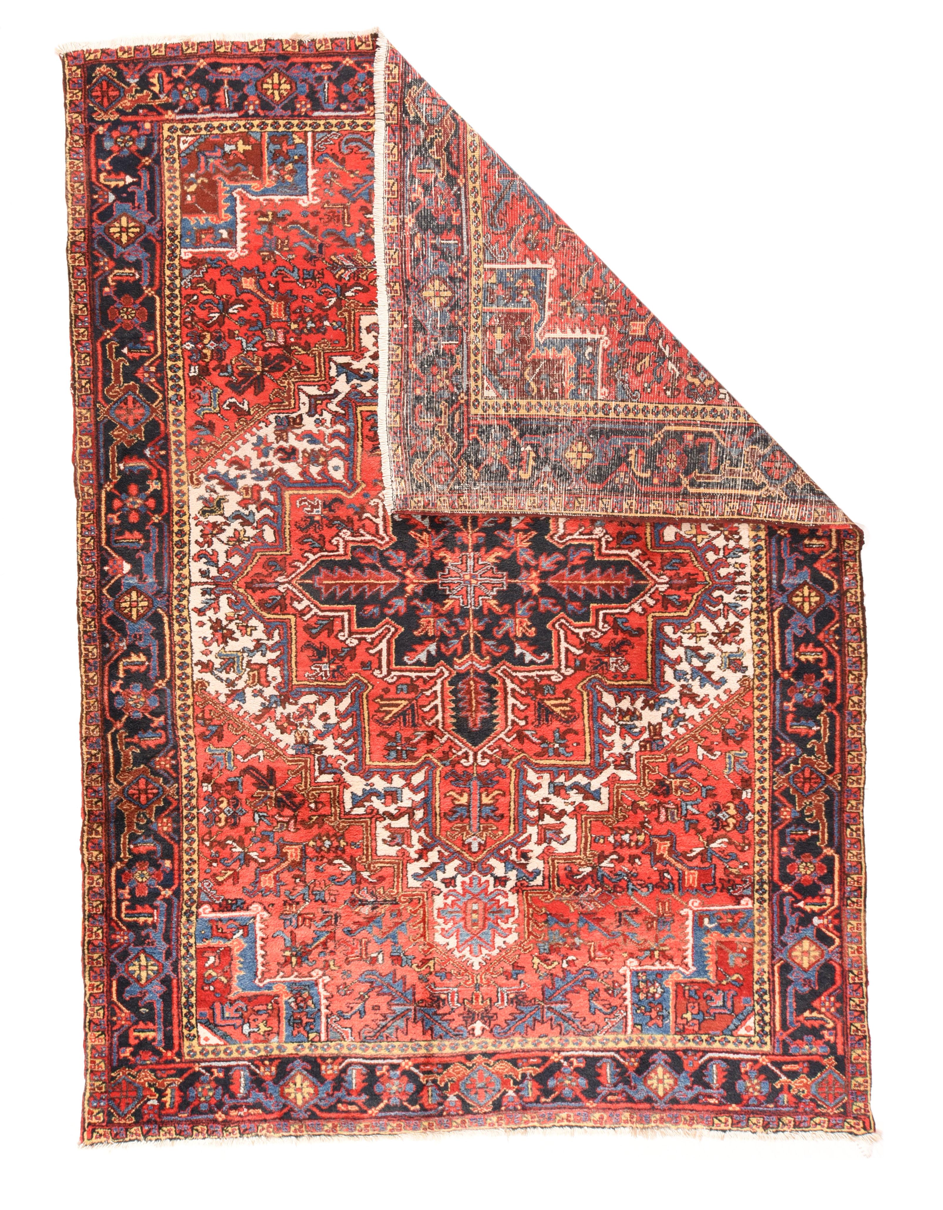 Una inversión tonal, con grandes esquinas escalonadas de color rojo óxido y un campo crudo algo restringido anclado por un gran medallón de hojas anidadas de color rojo óxido y azul marino. Núcleos de esquina azul claro escalonados.  Borde interior