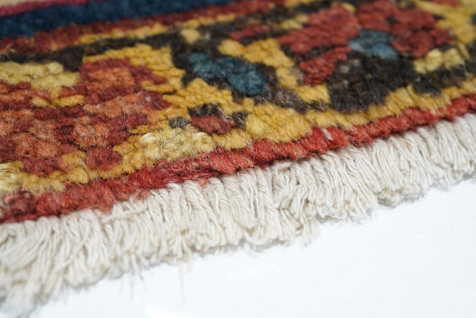 Antique Heriz Rug In Excellent Condition For Sale In New York, NY